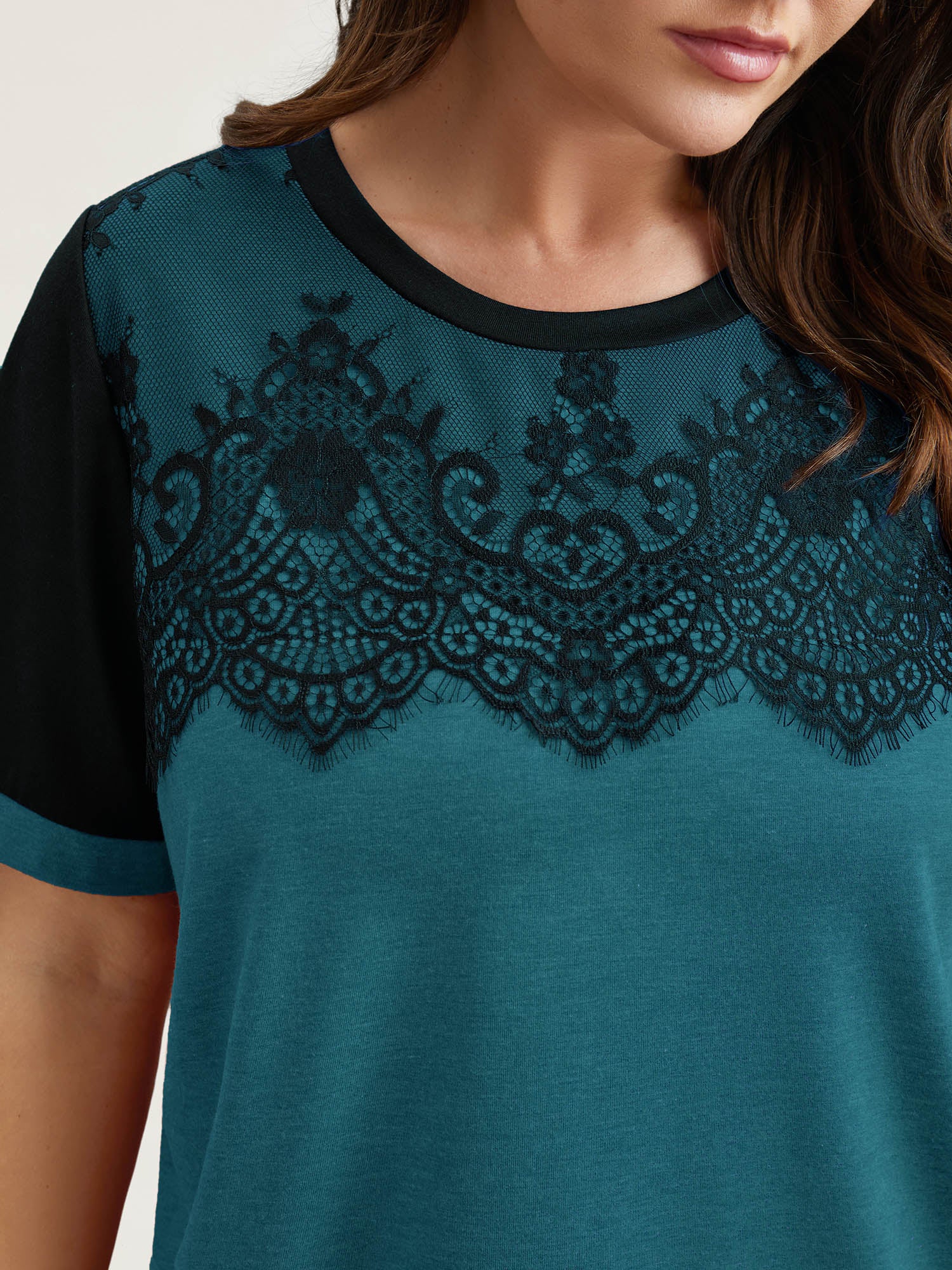 Stretchy Scalloped Lace Color Contrast T-Shirt - Image 10