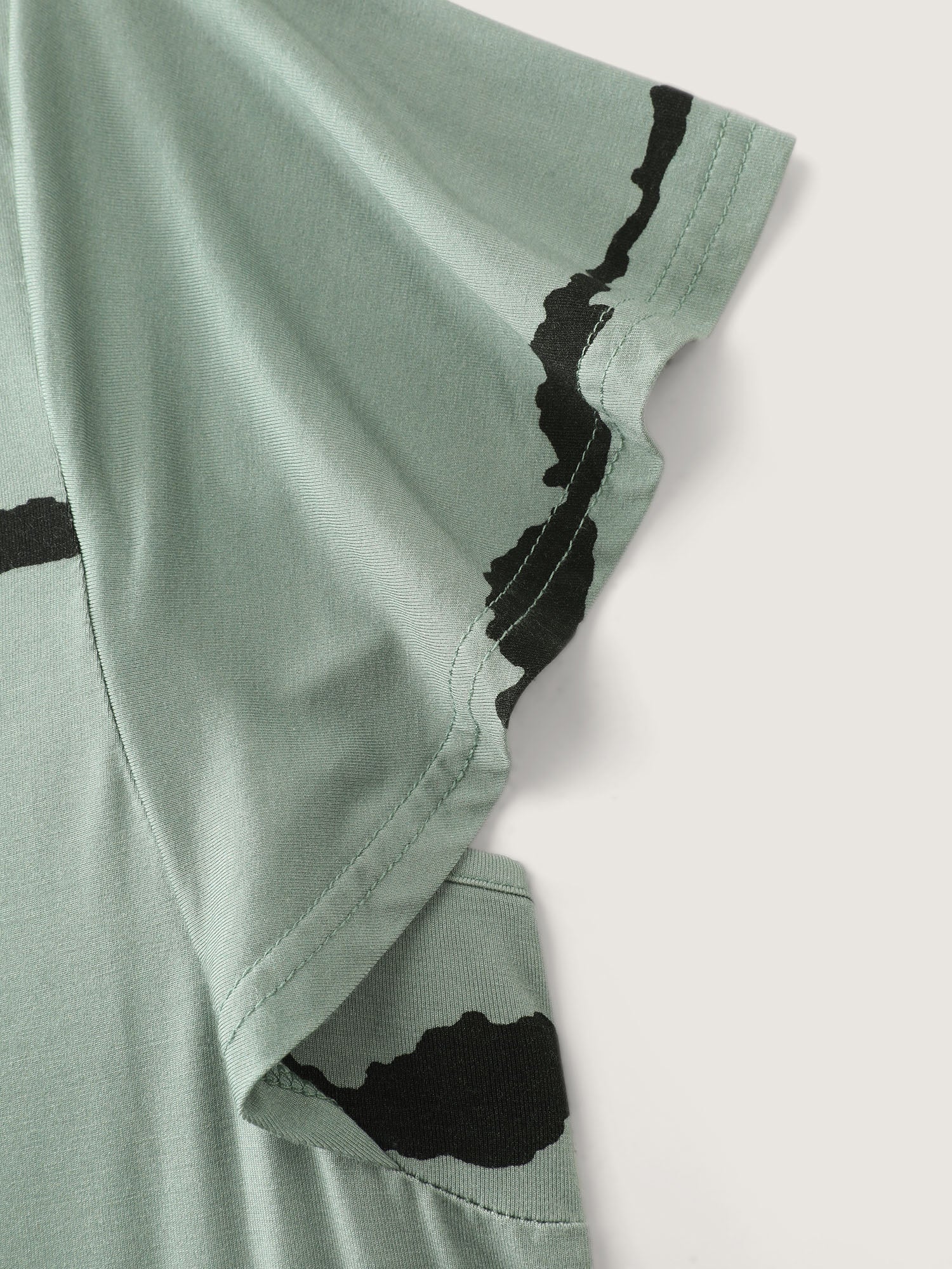 Stretchy Scribble Pattern V-Neck T-Shirt - Image 6