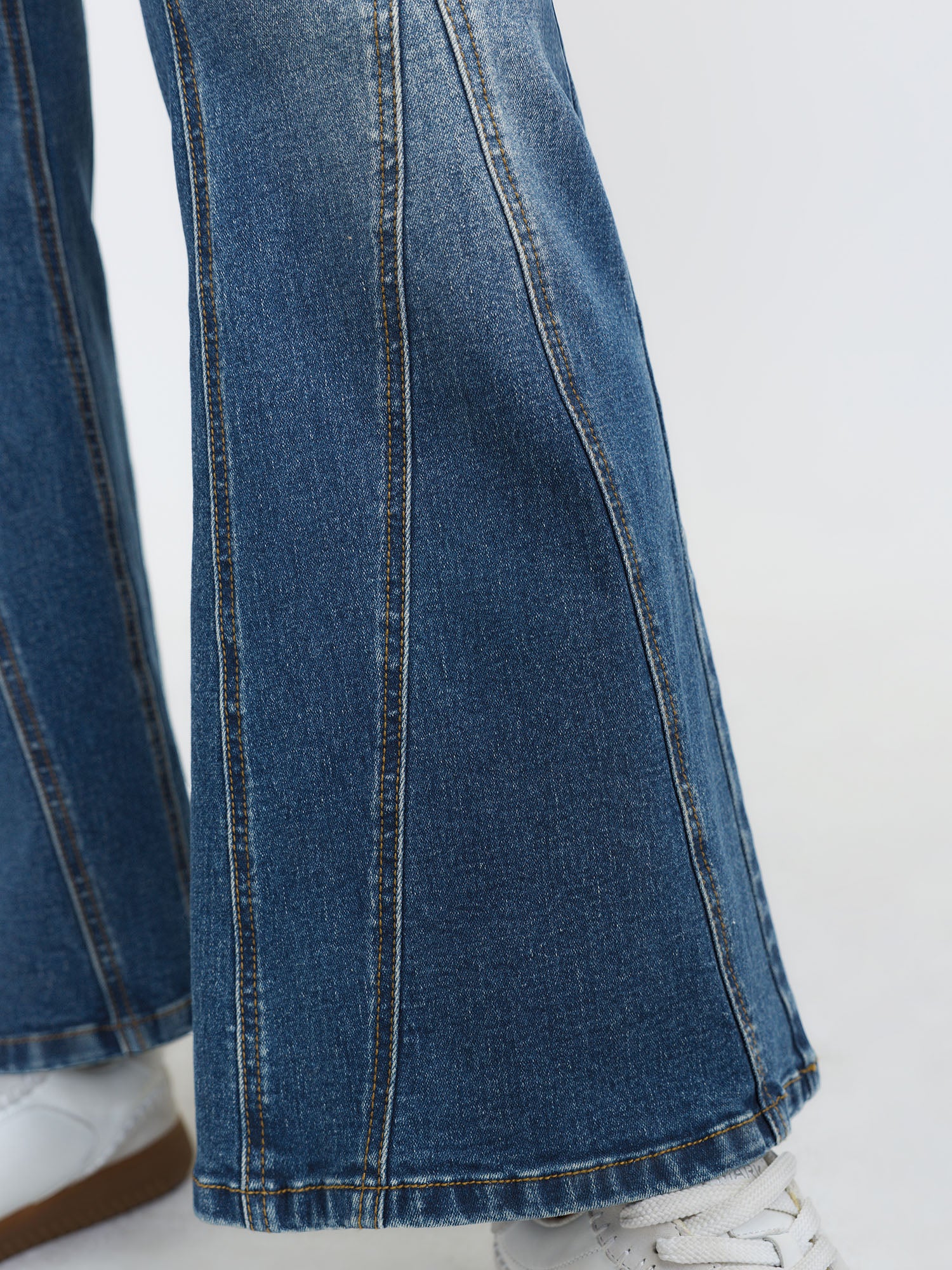 Stretchy Seamed Mid-Rise Flared Jeans - Image 4