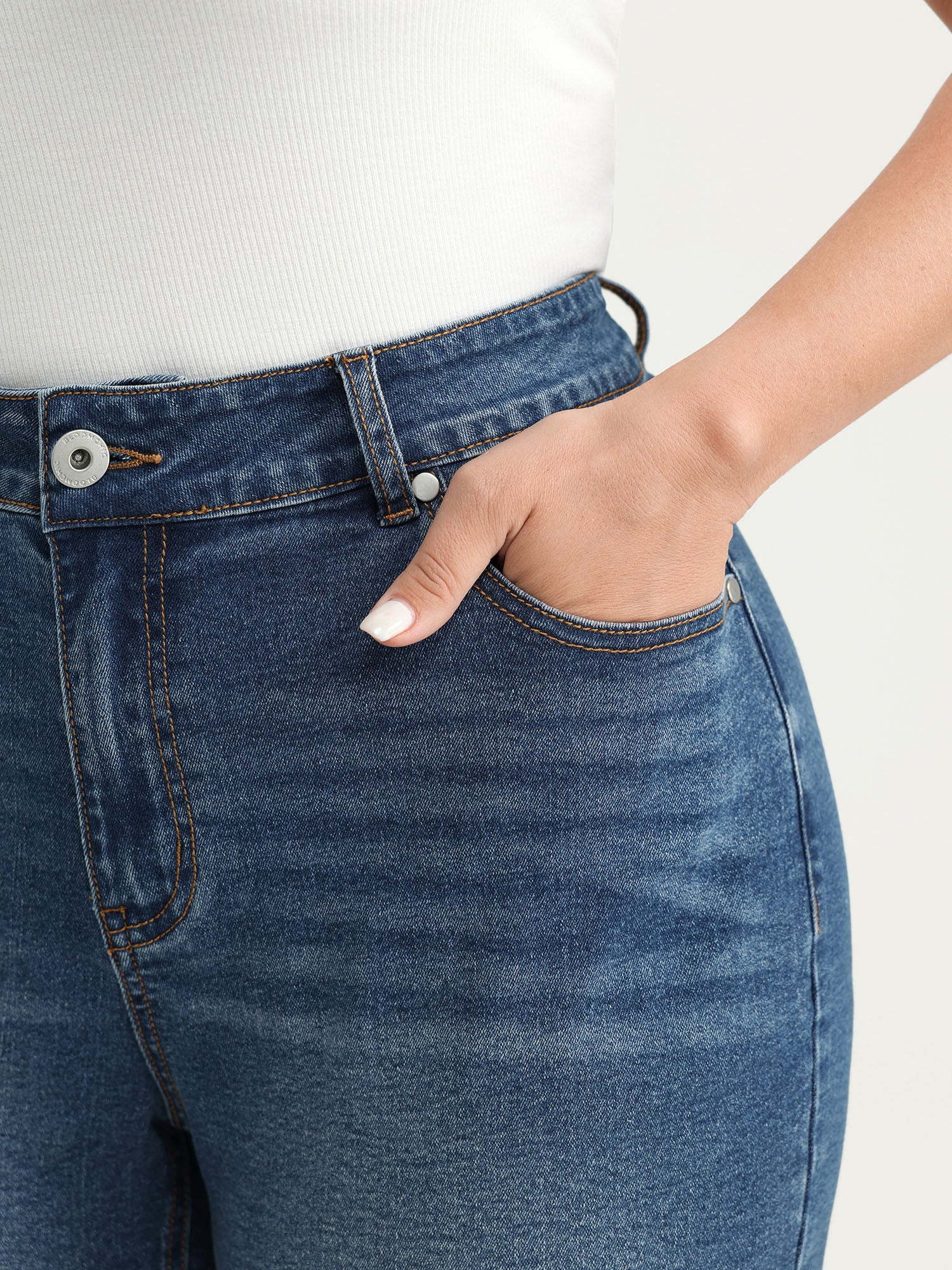 Stretchy Skinny-Fit Lace Trim Stitch Denim Shorts - Image 3