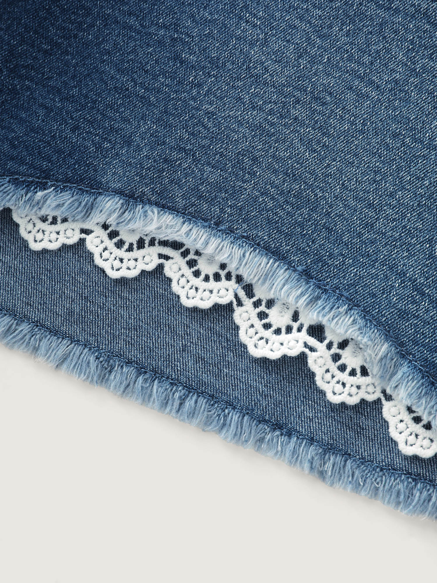 Stretchy Skinny-Fit Lace Trim Stitch Denim Shorts - Image 7