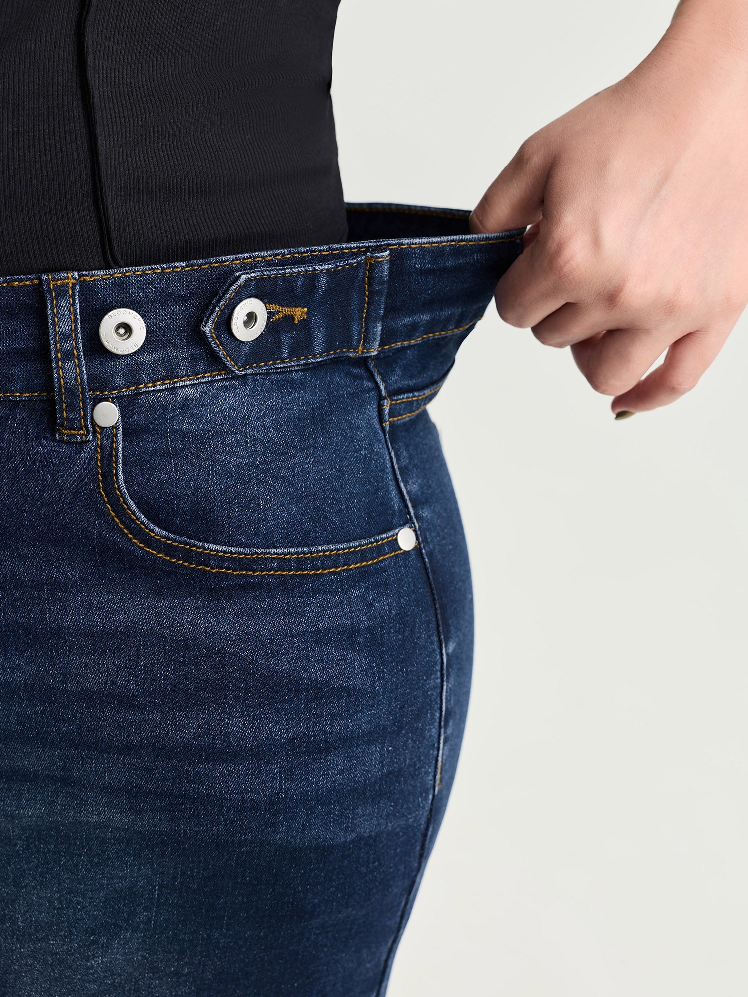 Stretchy Skinny-Fit High-Rise Denim Shorts - Image 4