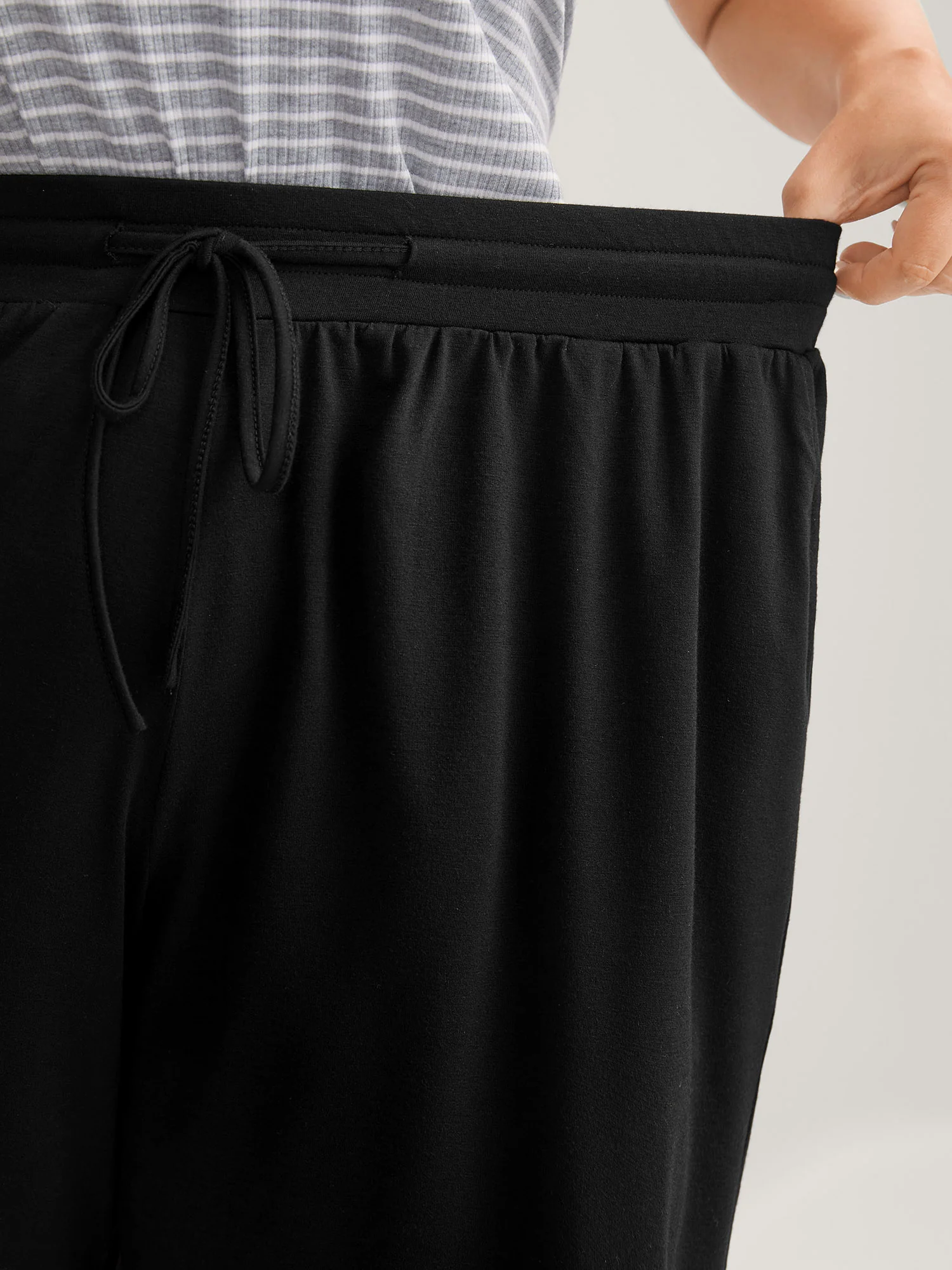 Stretchy Slit Drawstring Straight-Leg Shorts - Image 4
