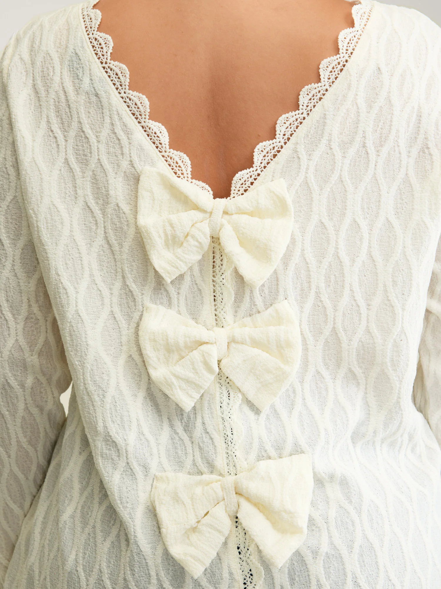 Stretchy Textured Back Bowknot Cut-Out Top - Image 4