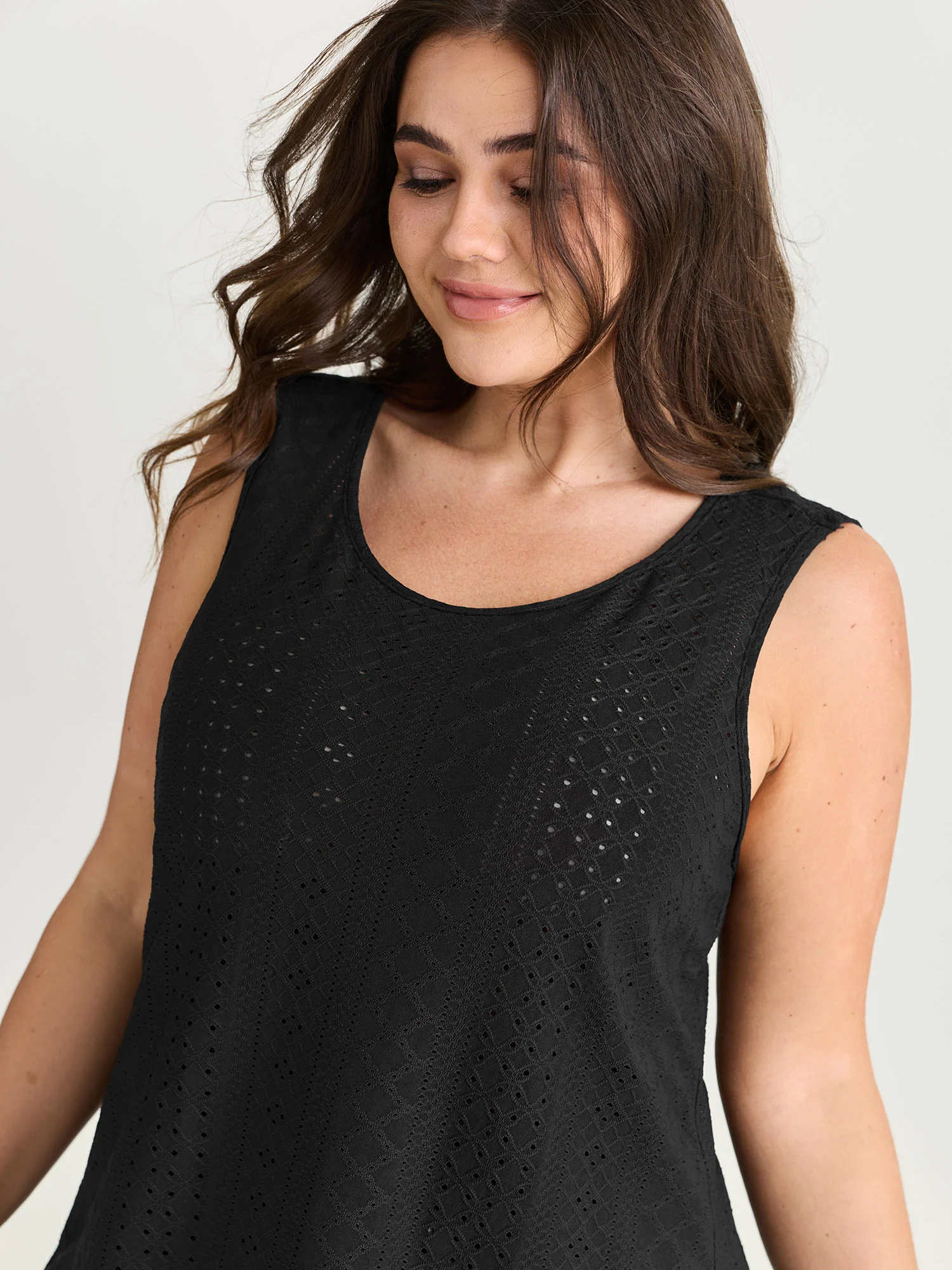 Stretchy Textured Round Neck Tank Top - Image 2