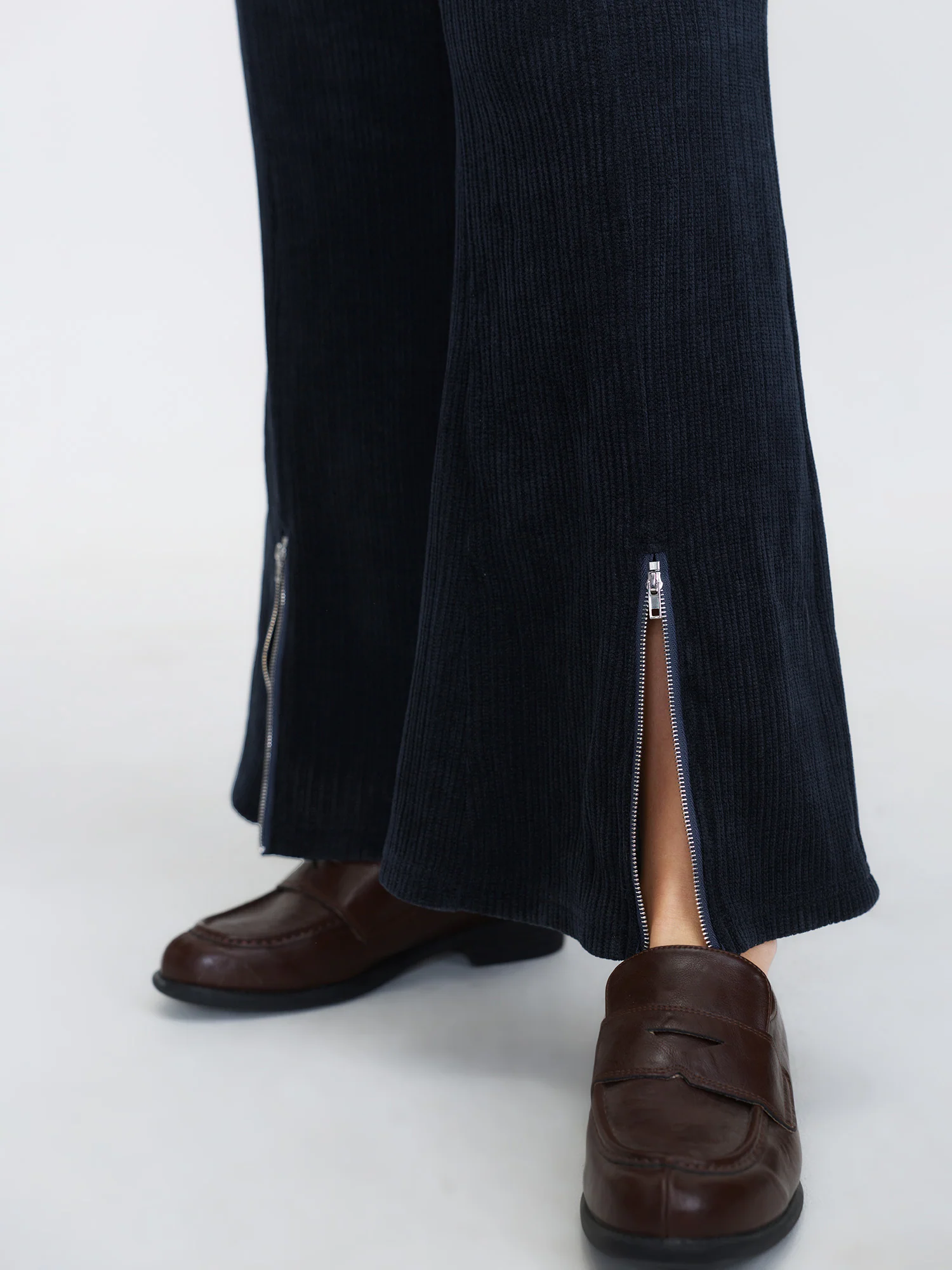 Stretchy Textured Slit Hem Zipper Detail Pants - Image 4