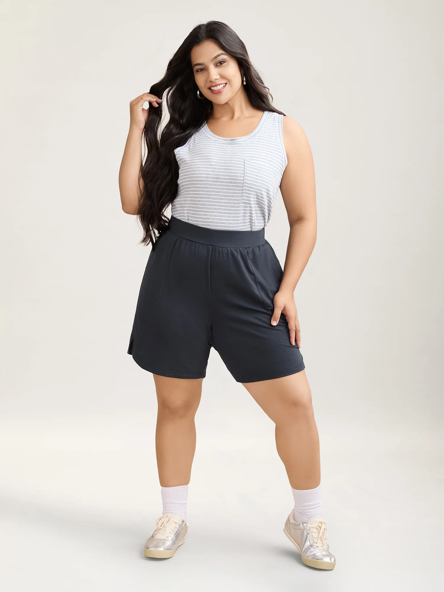 Stretchy Waist Split Relaxed Shorts - Image 3