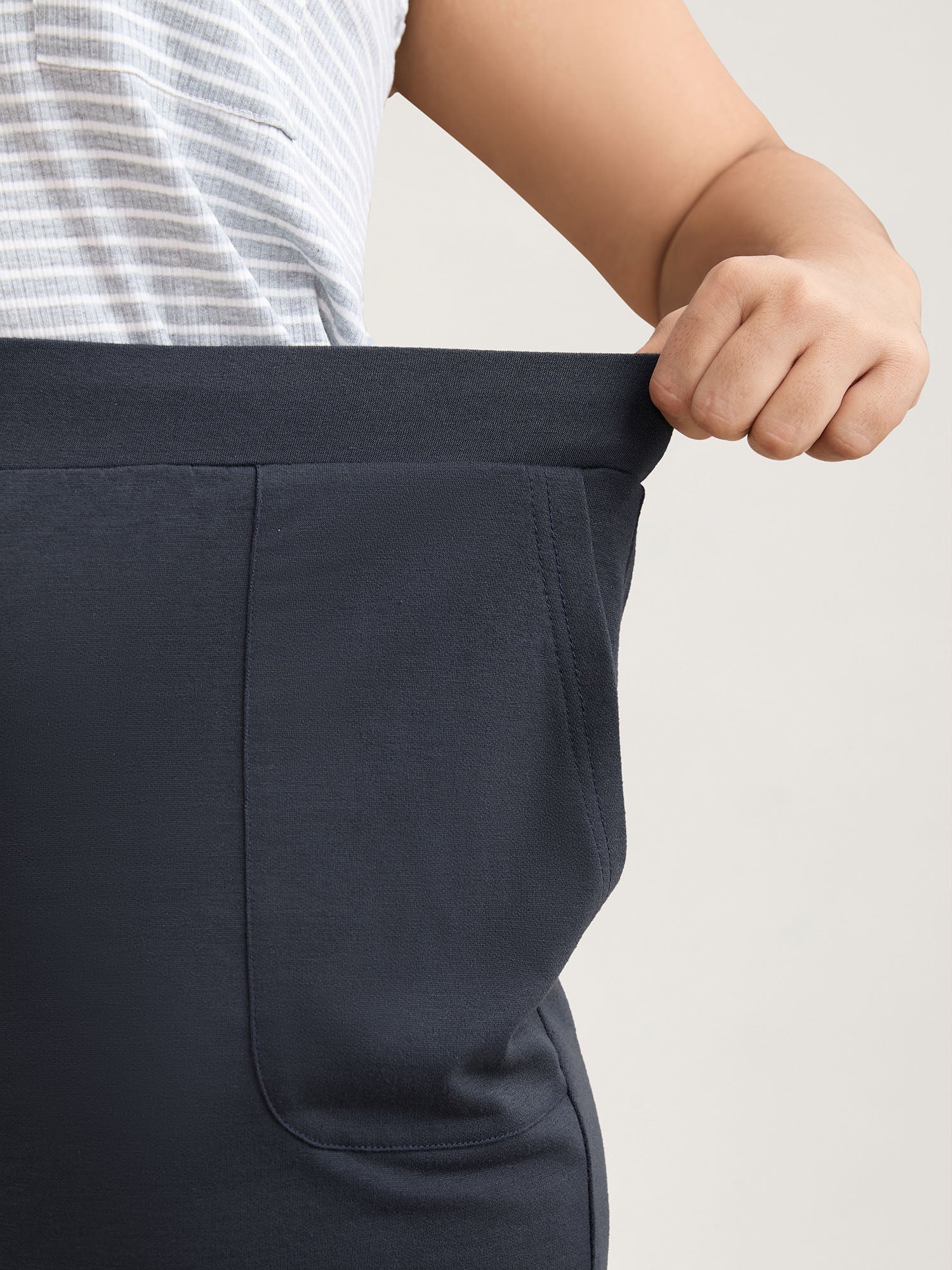 Stretchy Waist Split Relaxed Shorts - Image 5
