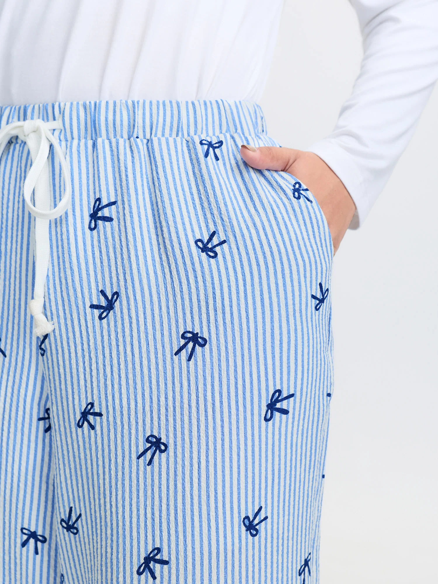 Stripe Bowknot Print Pockets Pants - Image 3