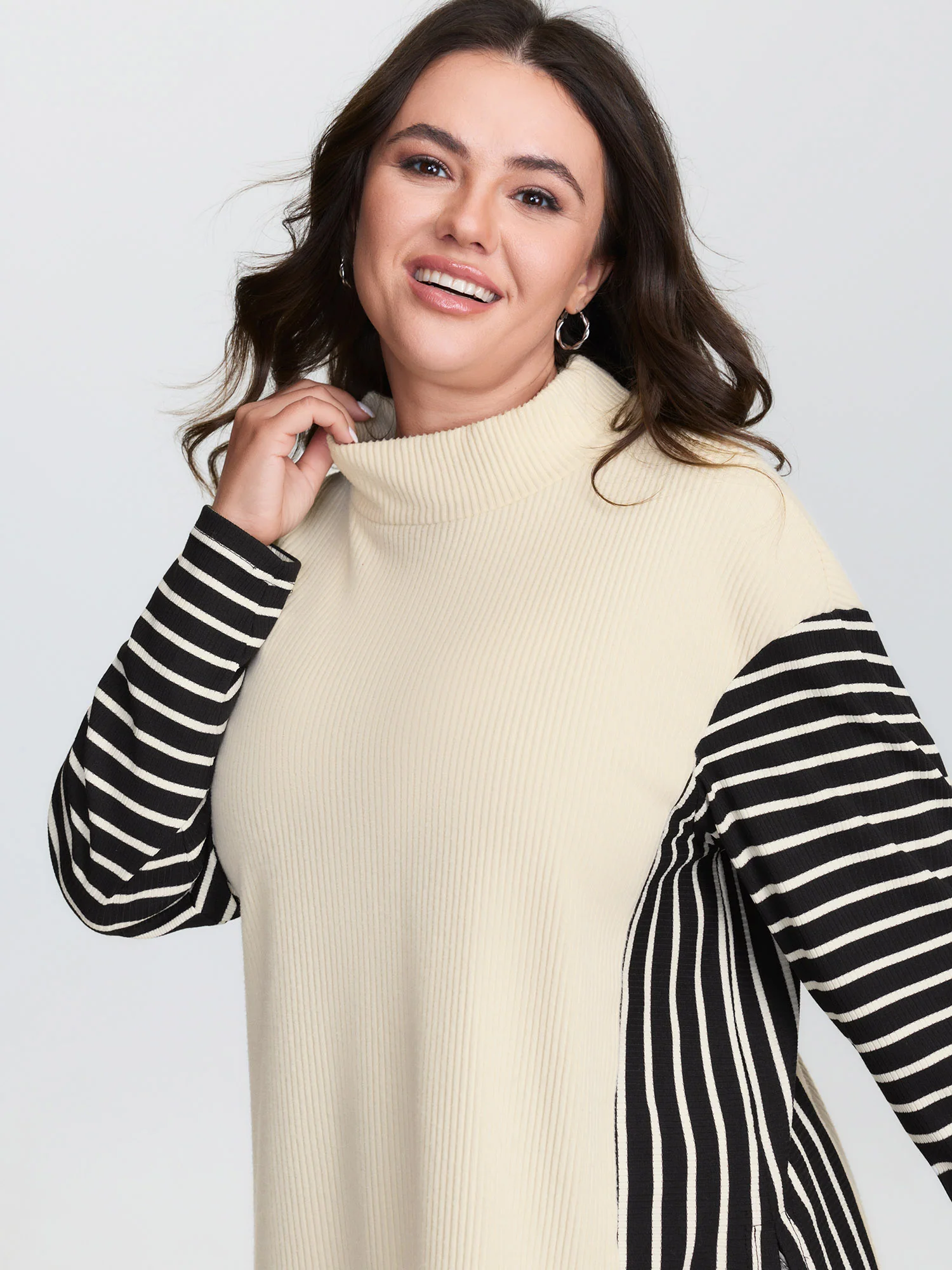 Striped Color Contrast Mockneck T-Shirt - Image 2