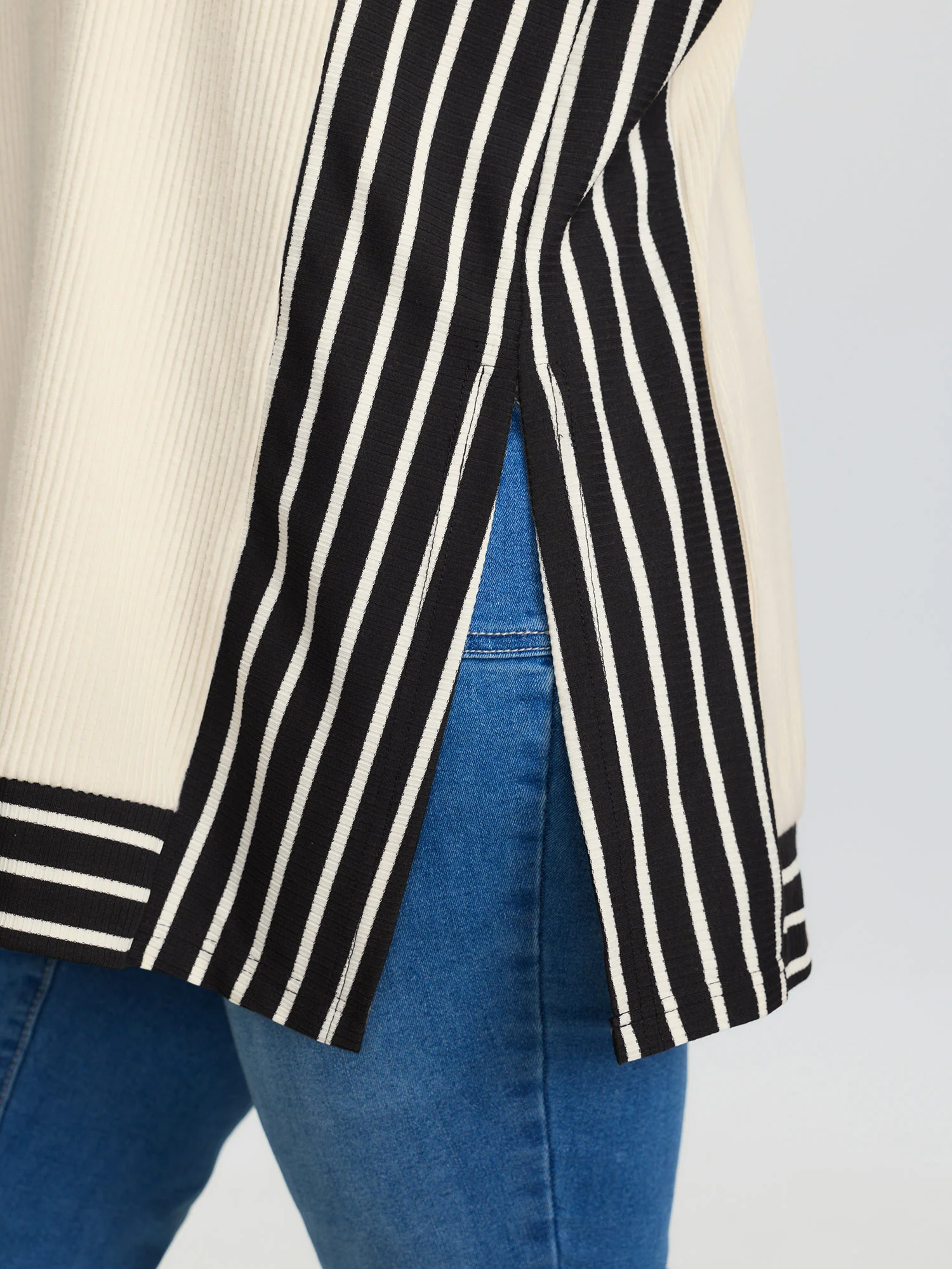 Striped Color Contrast Mockneck T-Shirt - Image 4