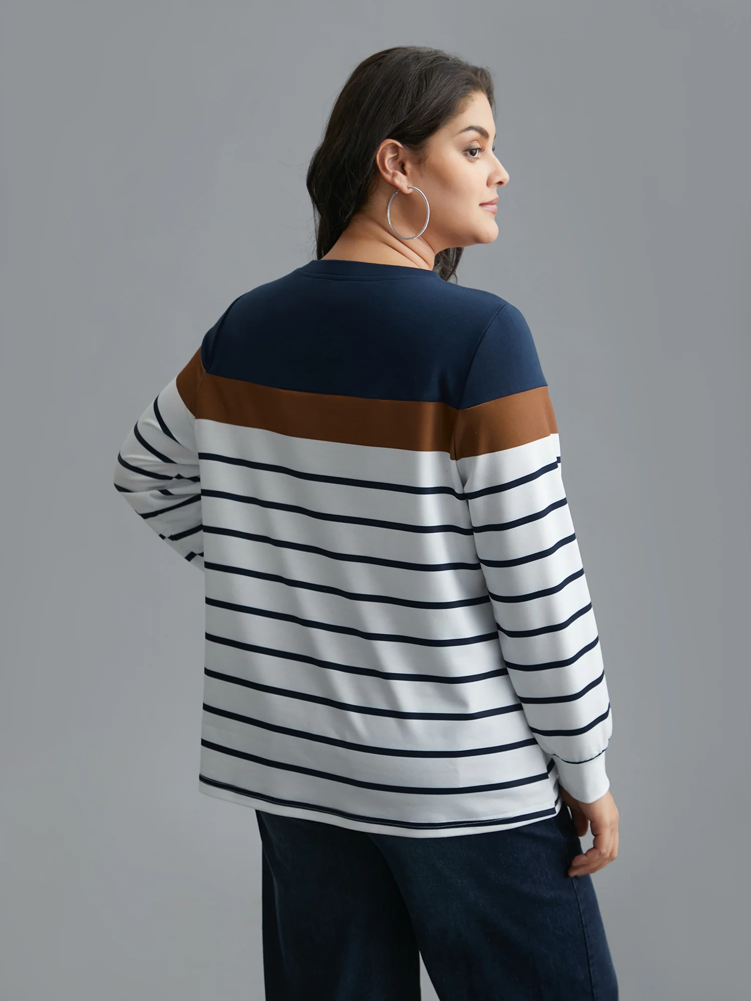 Striped Contrast Round Neck Sweatshirt - Image 3