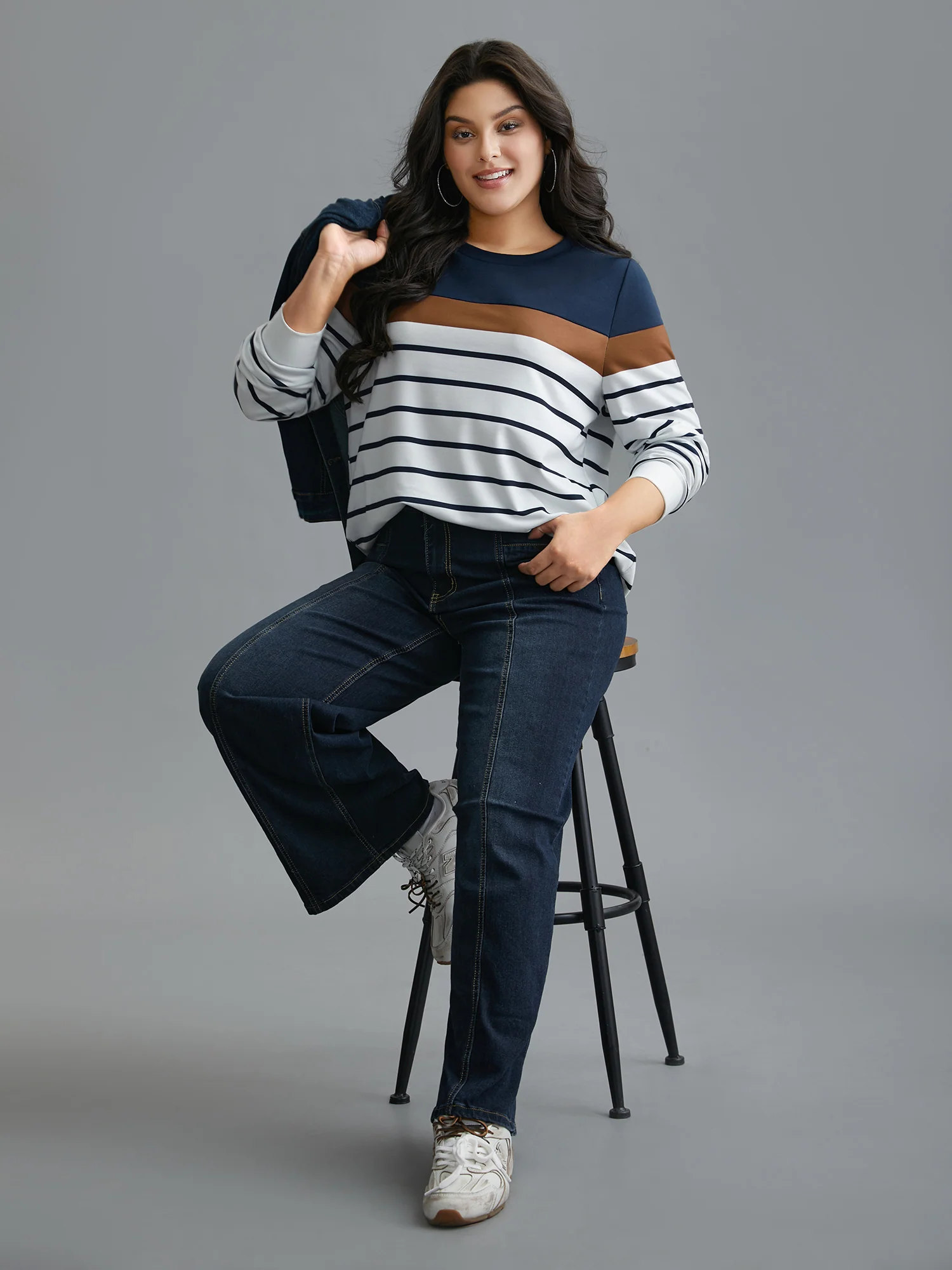 Striped Contrast Round Neck Sweatshirt - Image 5