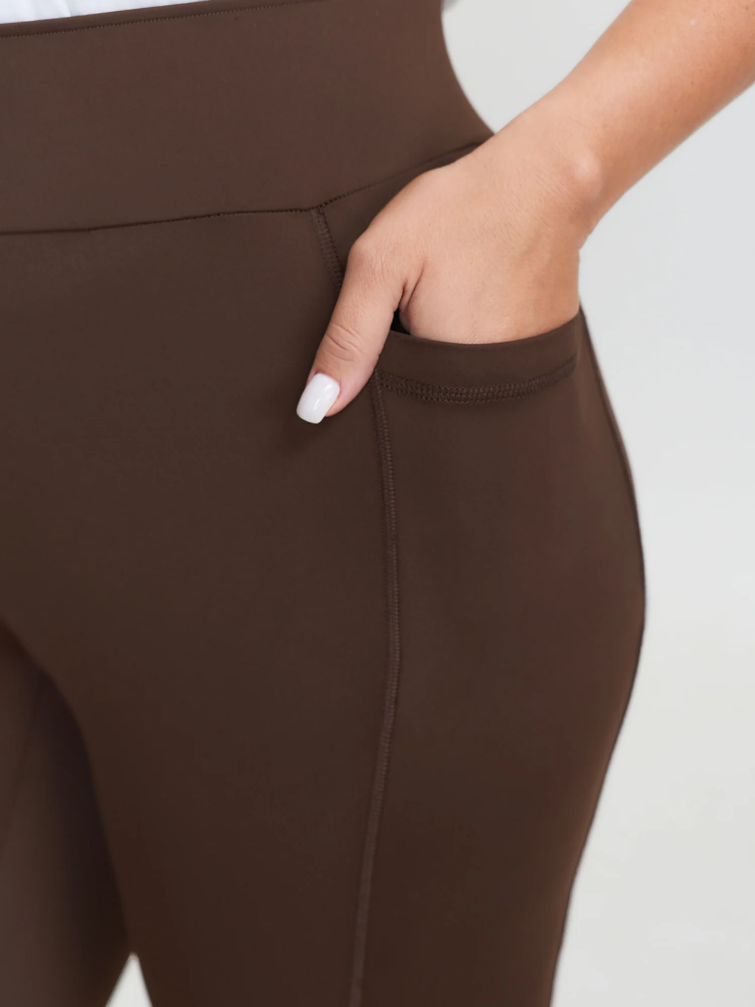 Super Stretchy Crisscross Pockets Capri Leggings - Image 3