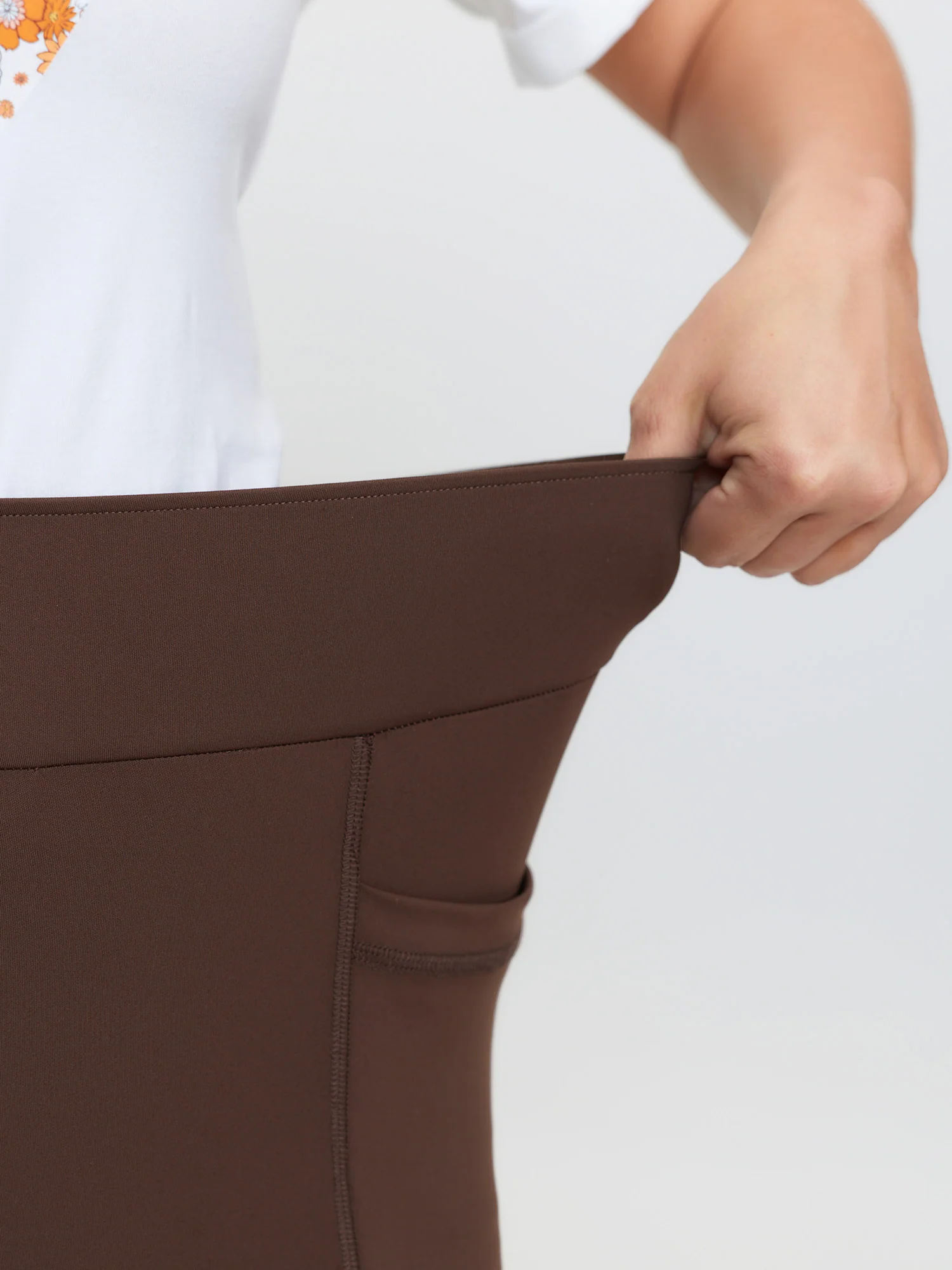 Super Stretchy Crisscross Pockets Capri Leggings - Image 5