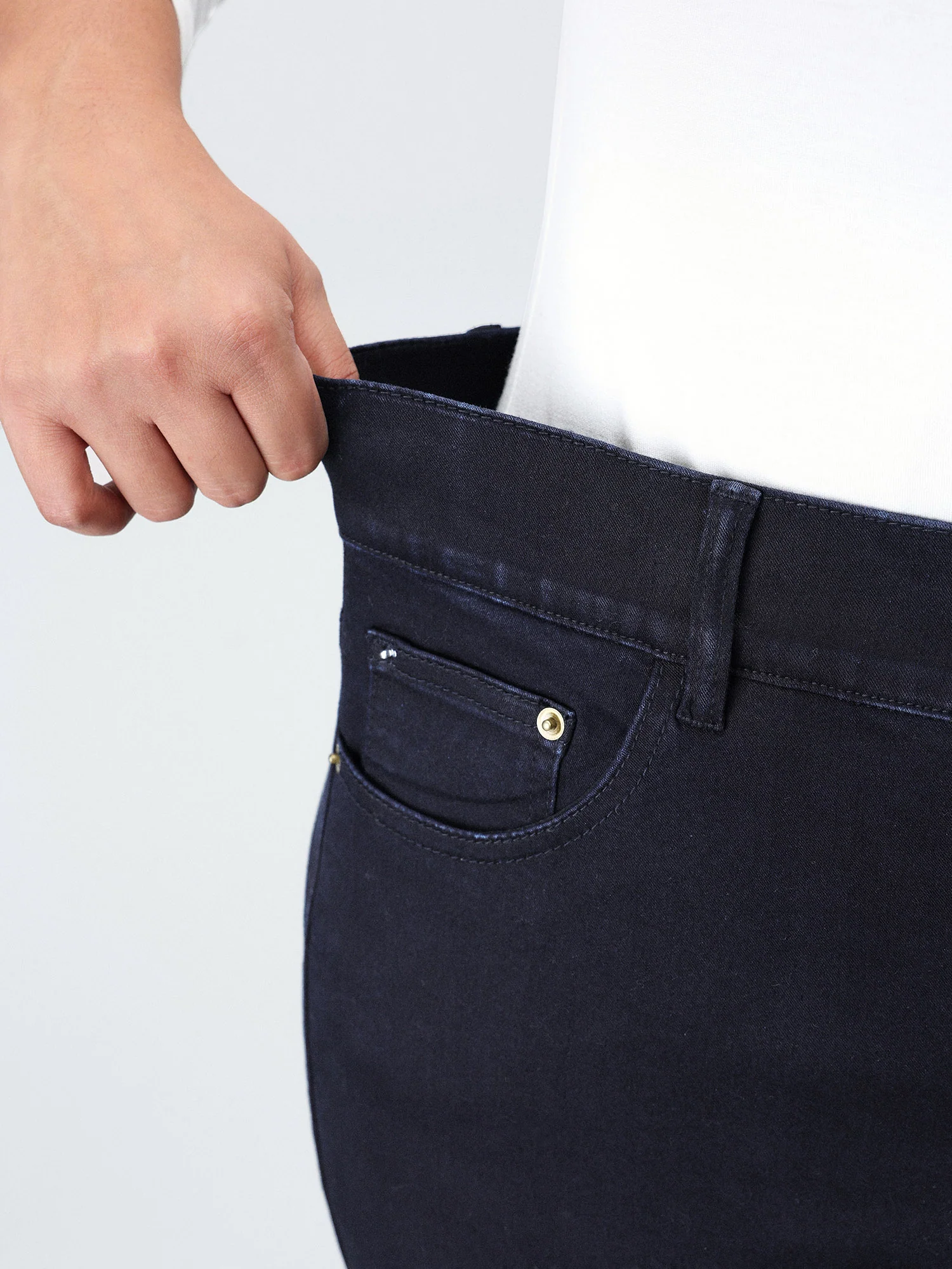 Supersoft Butt-Lifting Stretchy Skinny-Fit Jeans - Image 4