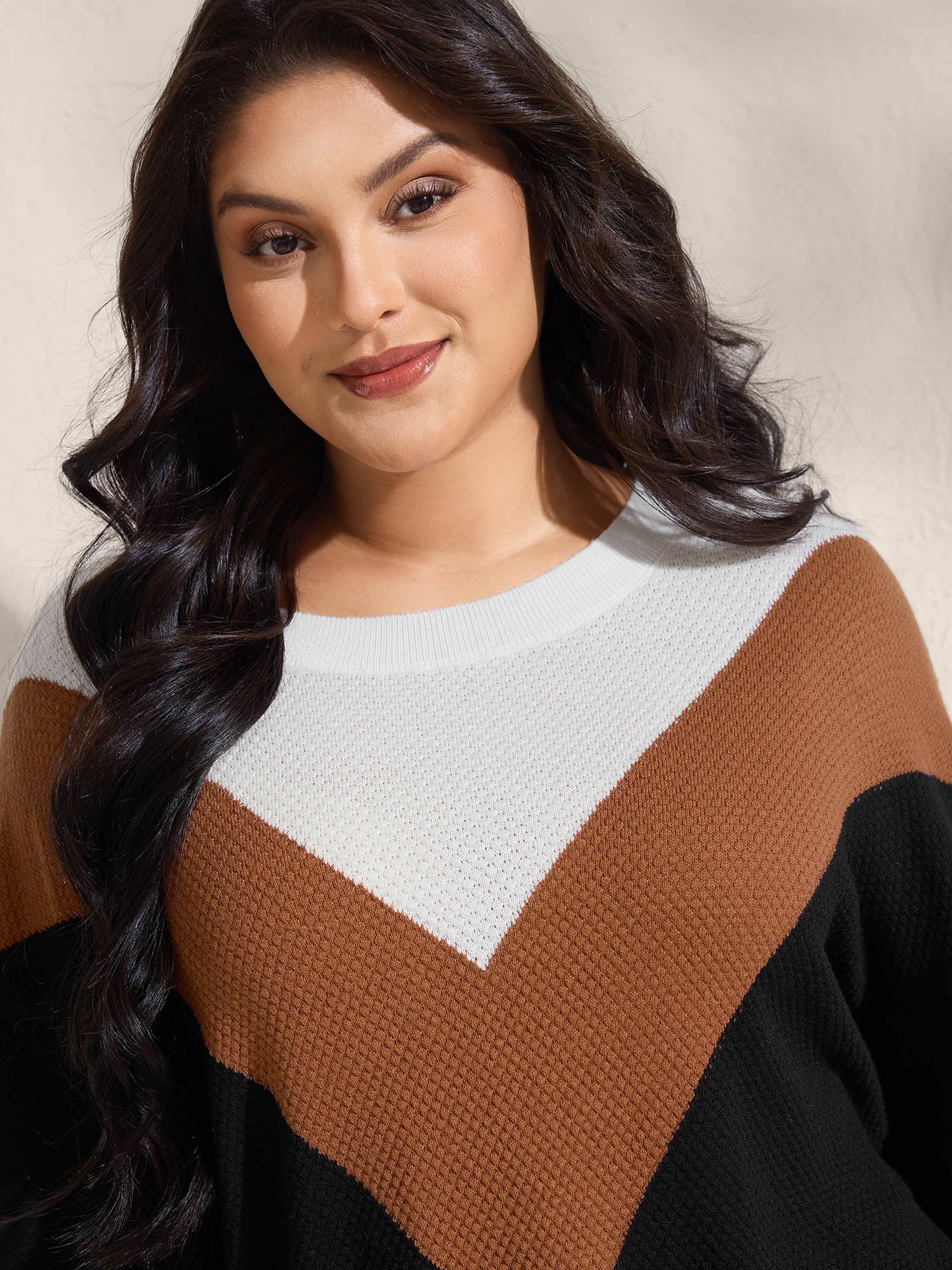 Textured Color Contrast Round Neck Pullover - Image 2
