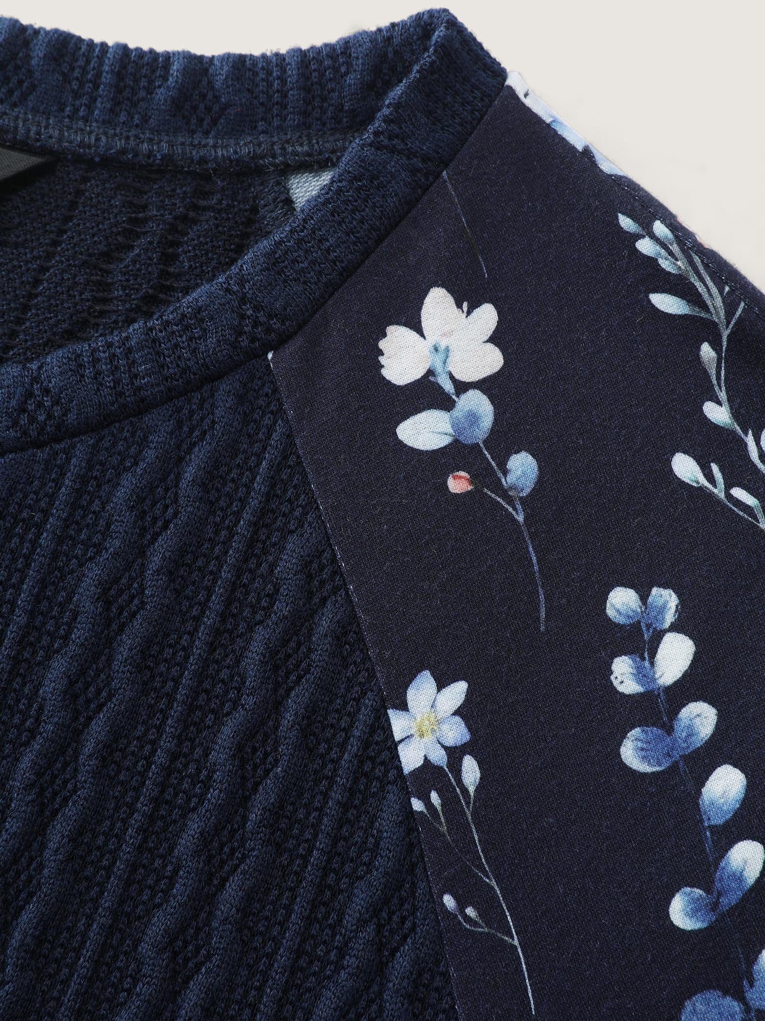 Textured Floral Raglan Sleeve Sweatshirt - Image 6