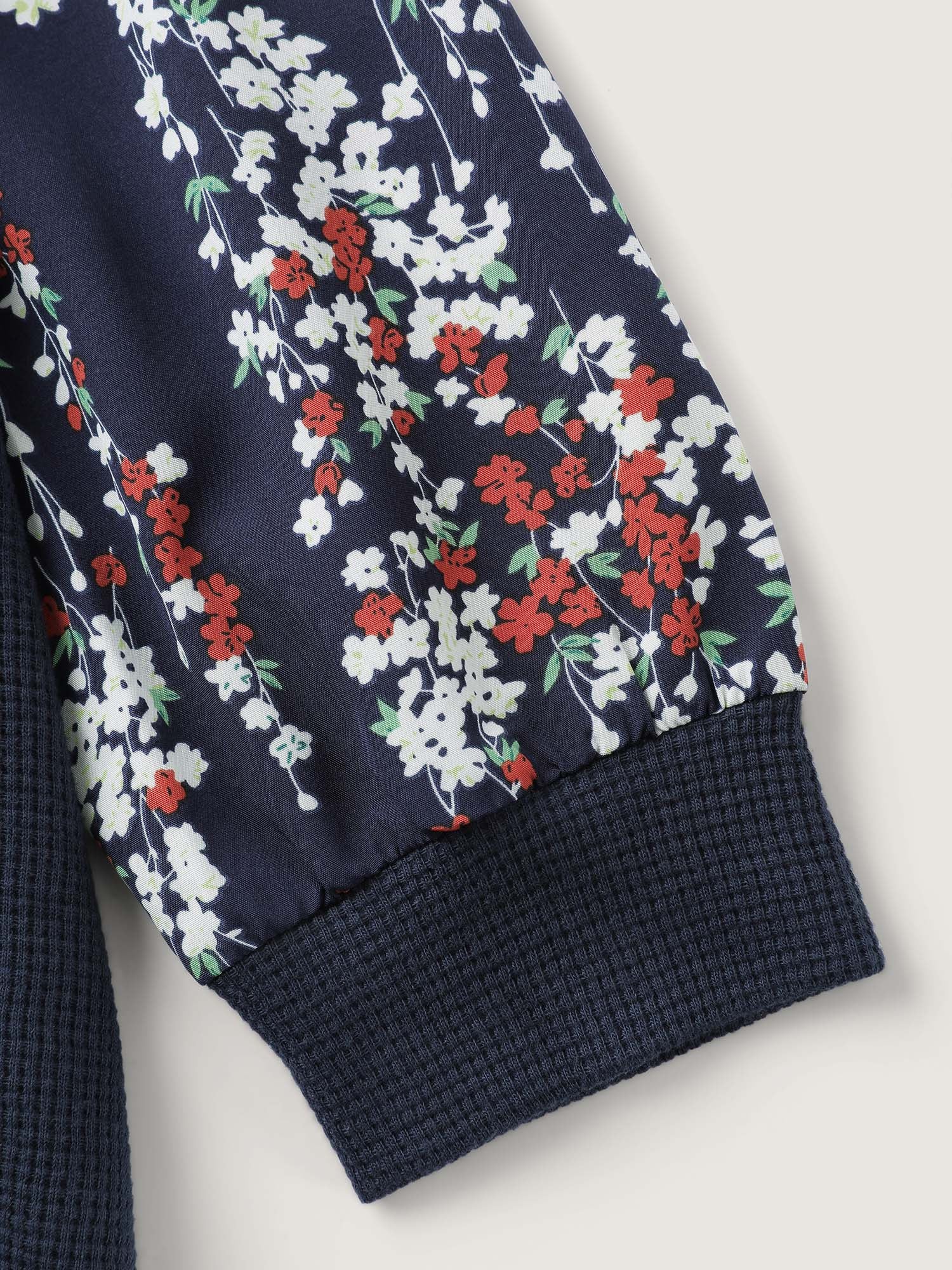 Textured Floral Sleeve V-Neck Sweatshirt - Image 6