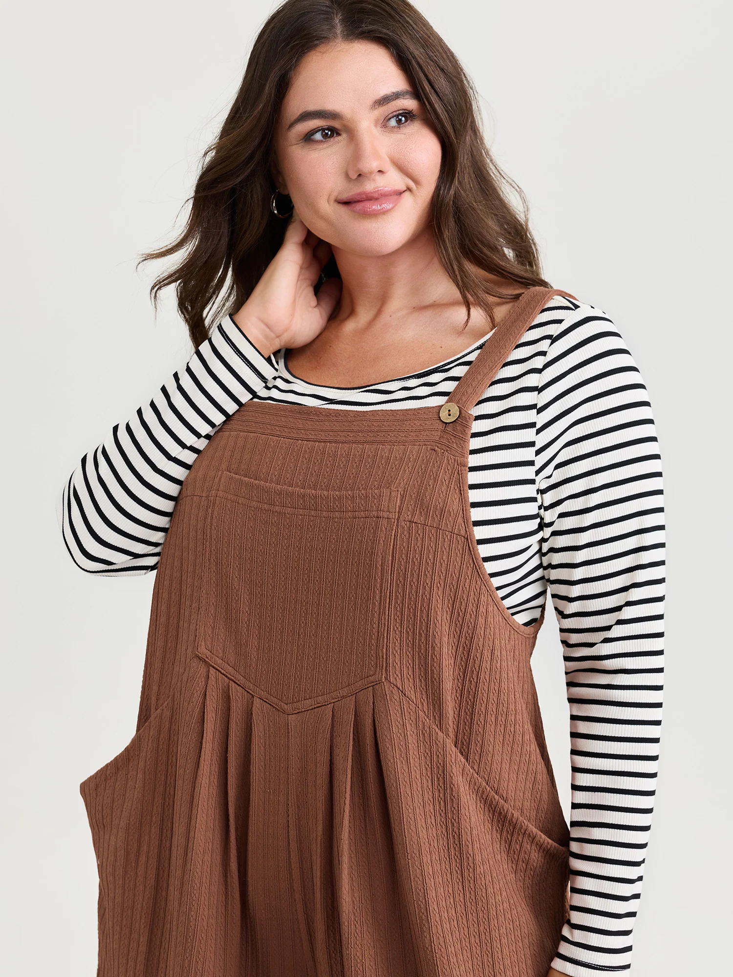 Textured Pleated Front Overall Cropped Jumpsuit - Image 2