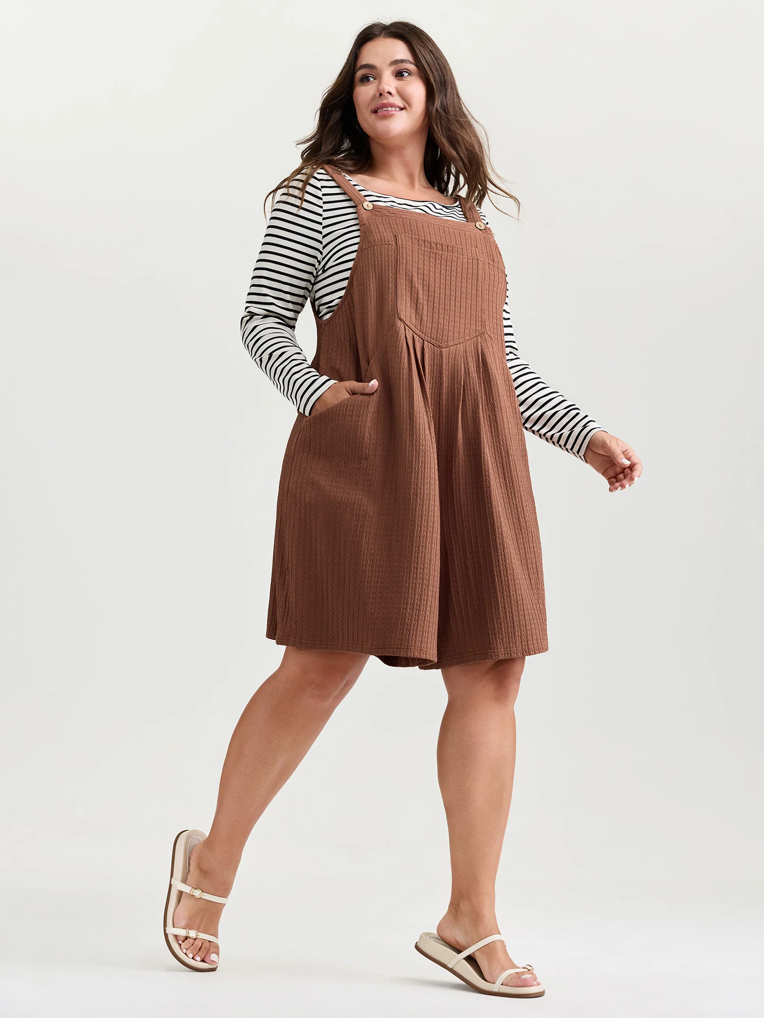 Textured Pleated Front Overall Cropped Jumpsuit - Image 3