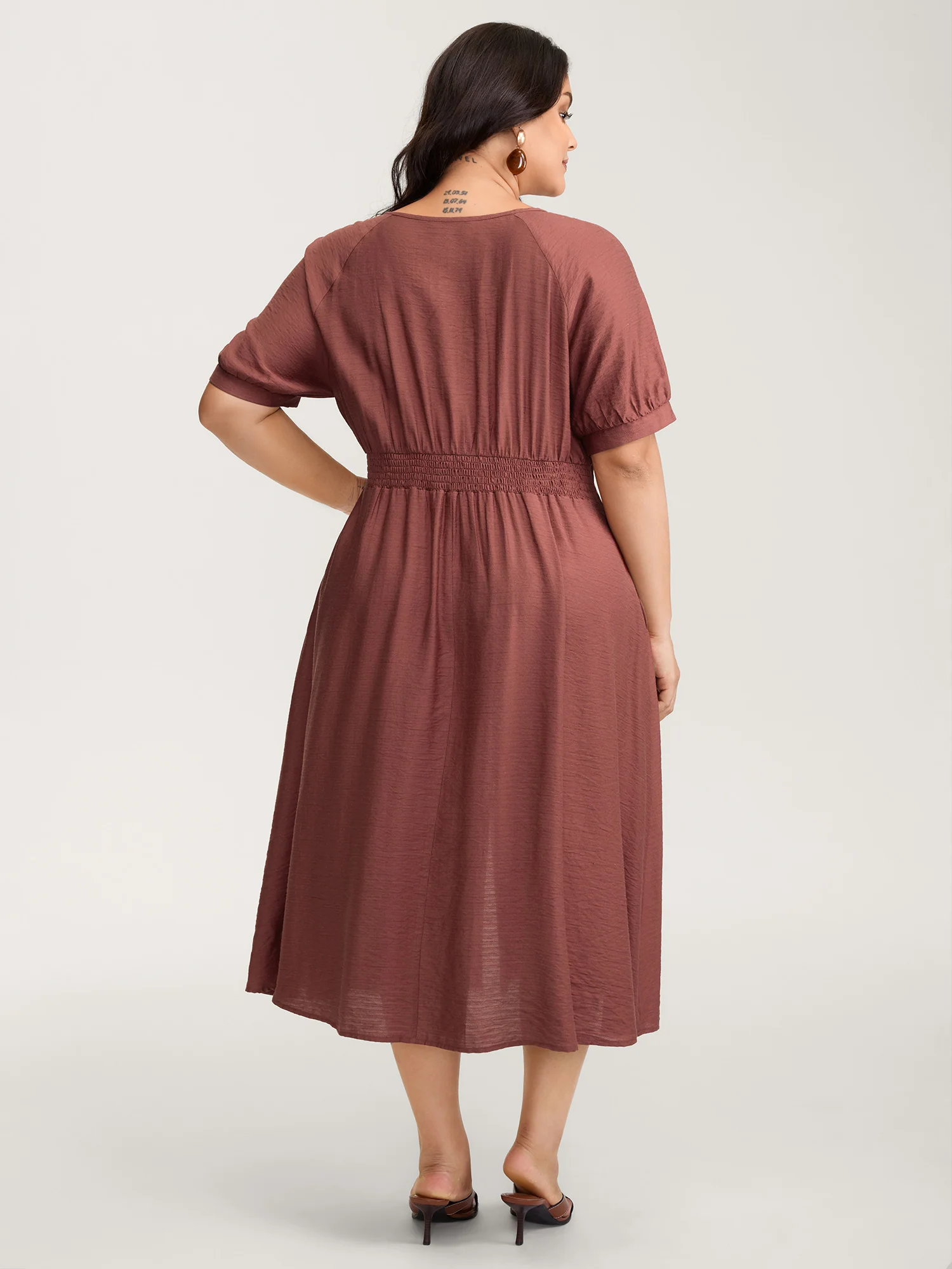 Textured Shirred Cinched-Waist Maxi Dress - Image 4