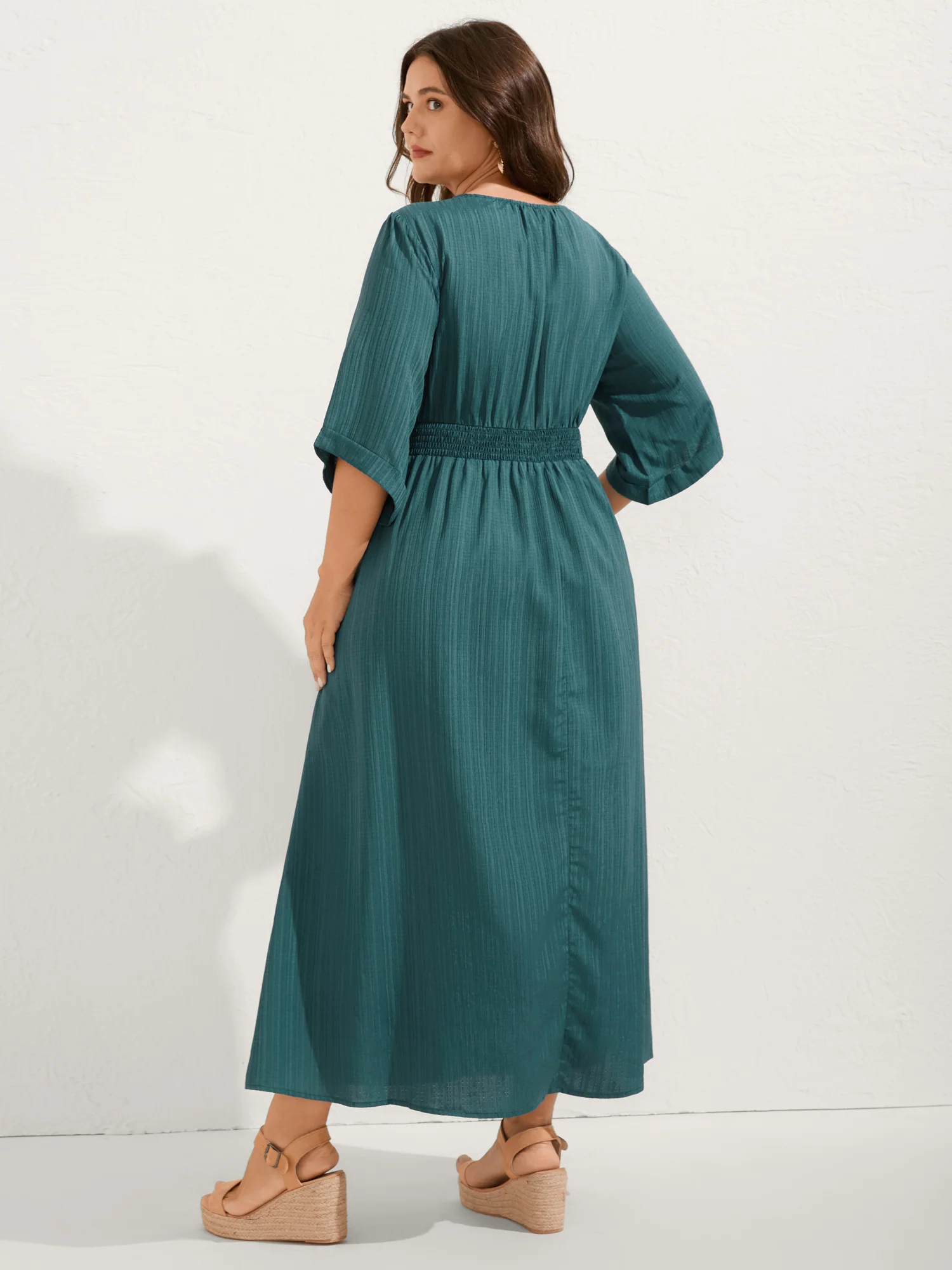 Textured Shirred-Waist Adjustable Pockets Midi Dress - Image 4