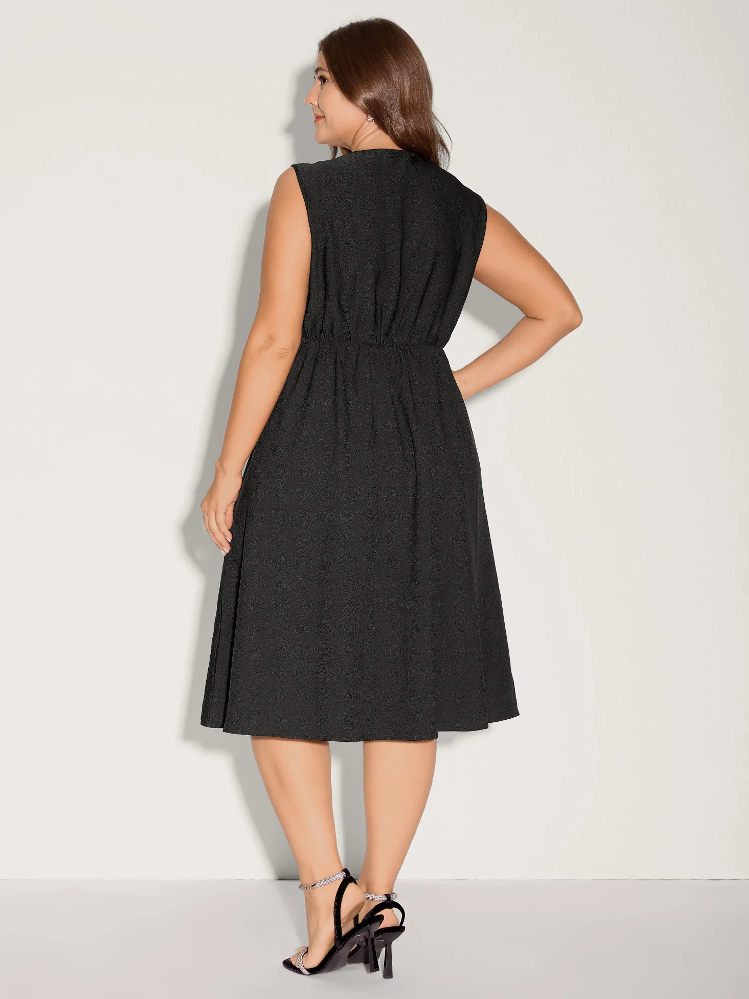 Textured Waist-Cut Pleated Solid Midi Dress - Image 4