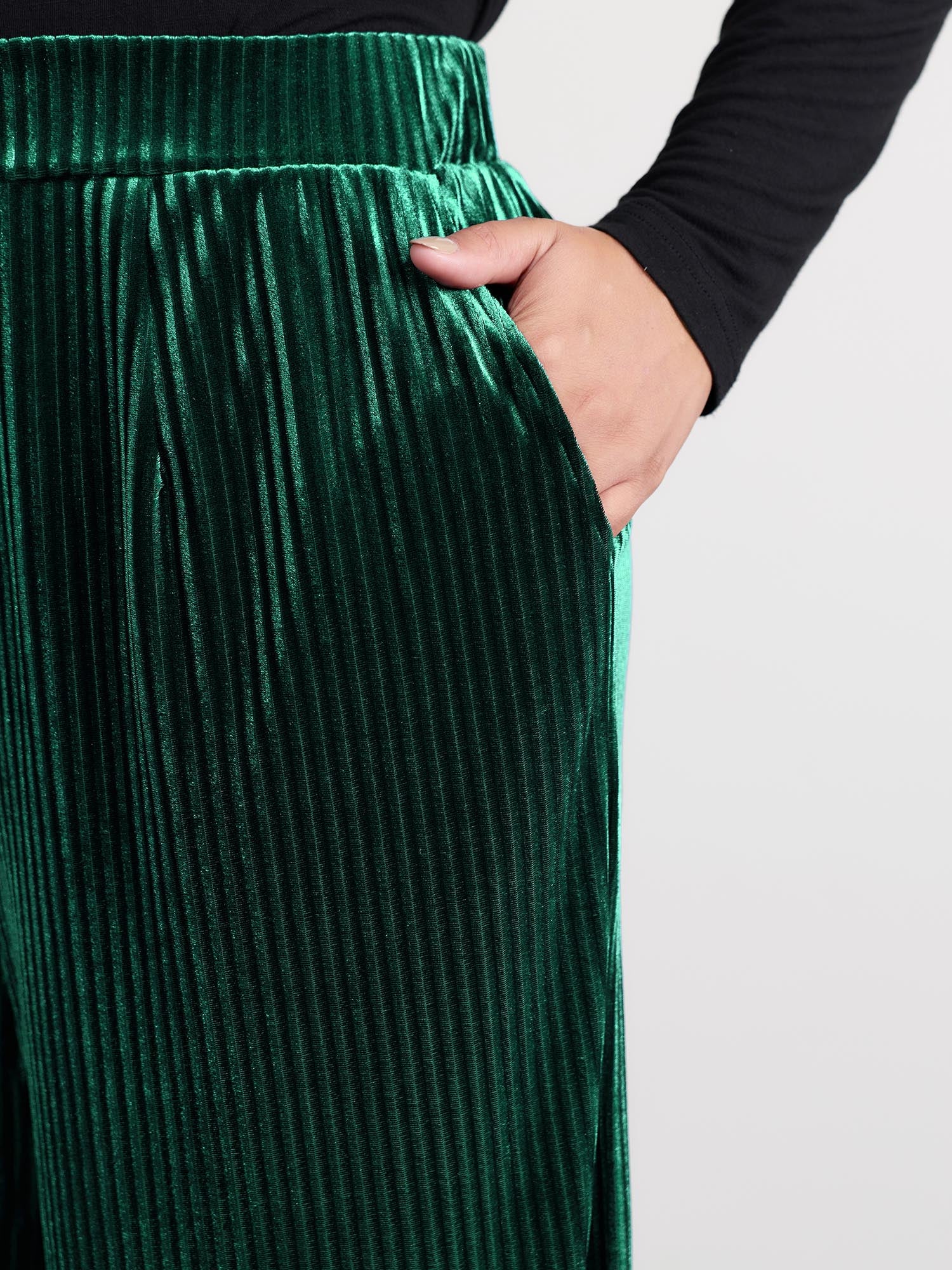 Textured Wide-Leg Flowy Pants - Image 3