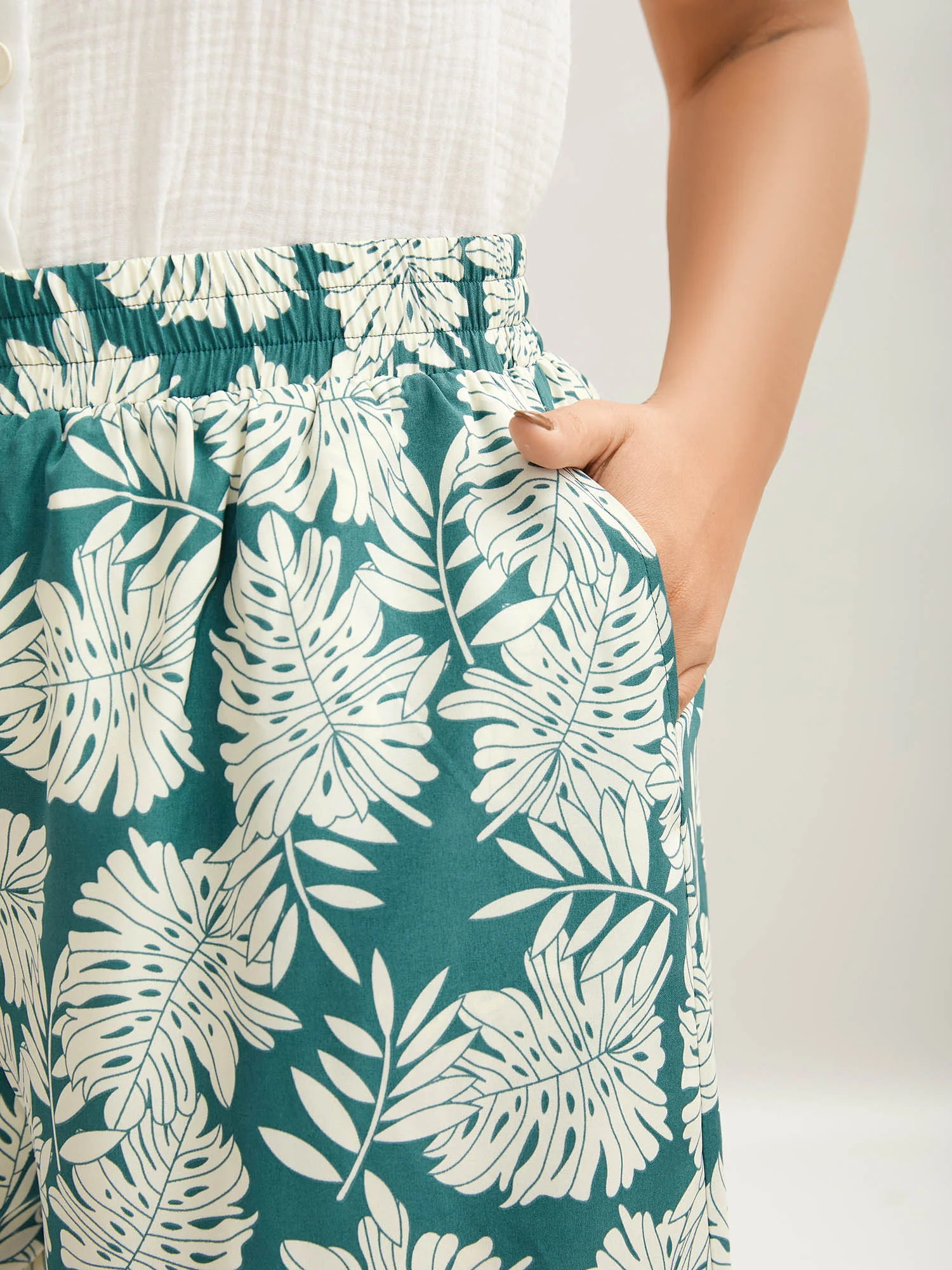 Tropical Leaf Pattern Shirred Wide-Leg Pants - Image 3
