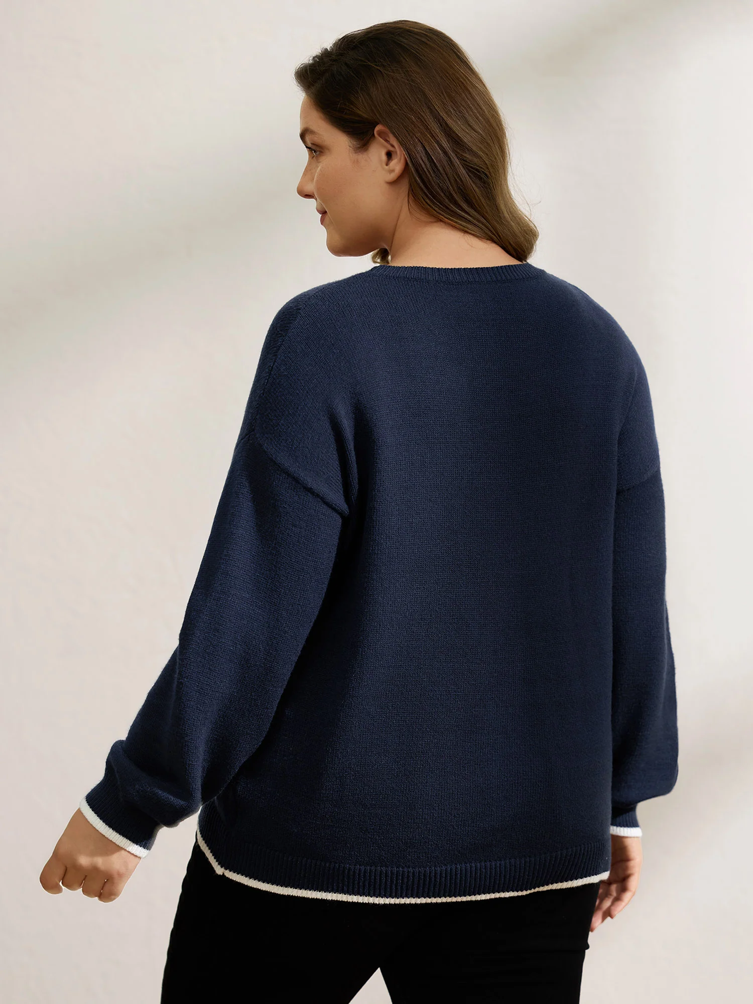 Supersoft Turtle Motif Slit Contrast Edge Pullover - Image 4