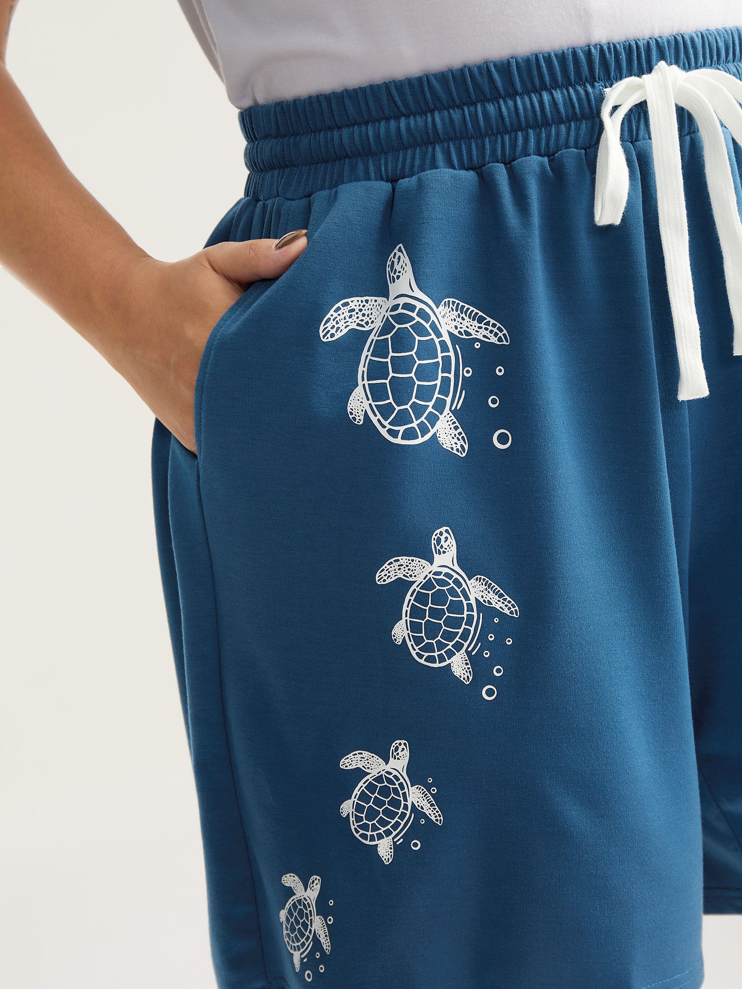Turtle Print Drawstring Straight-Leg Shorts - Image 3