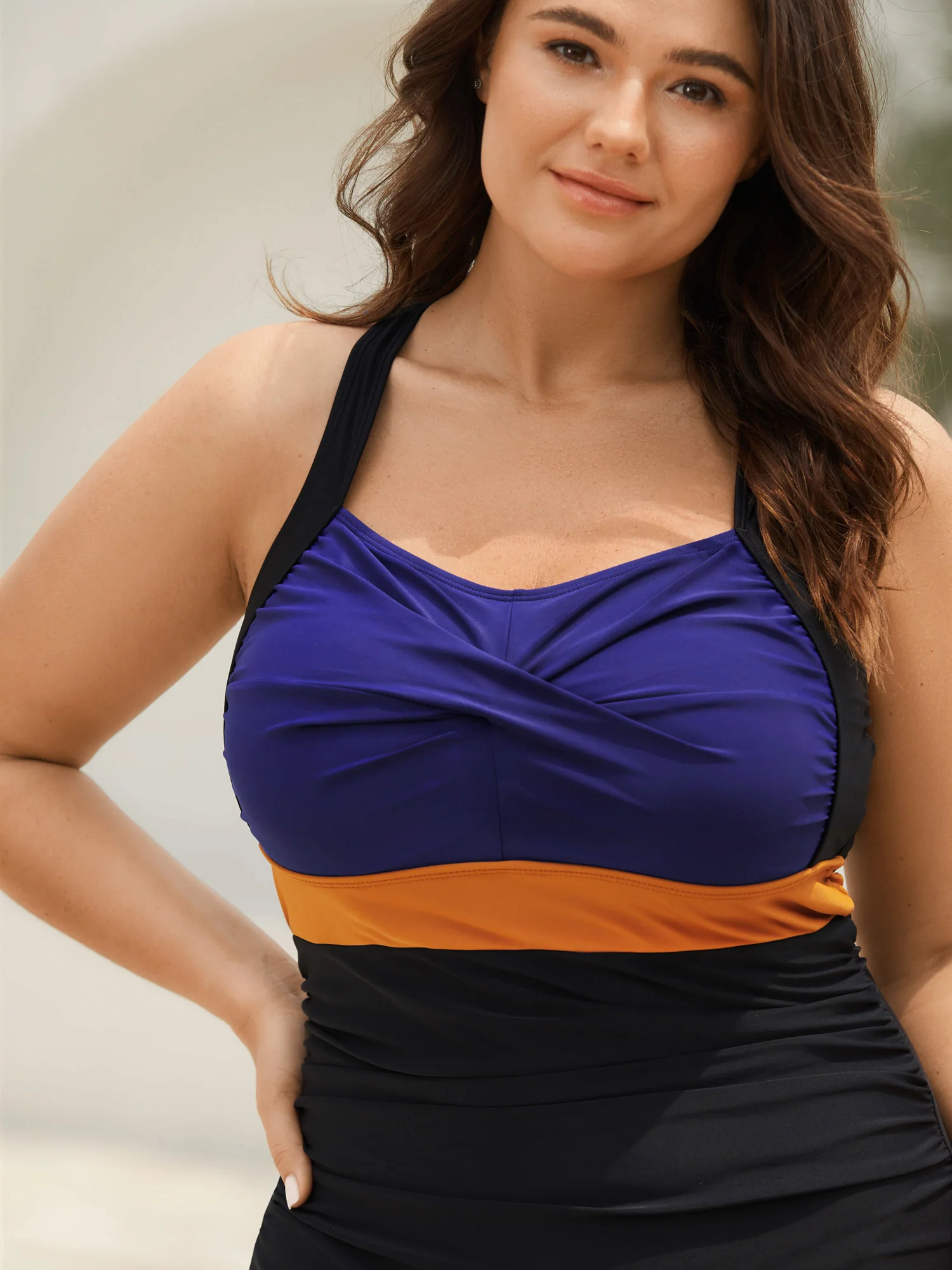 Twisted Front Color Contrast One-Piece Swimsuit - Image 4