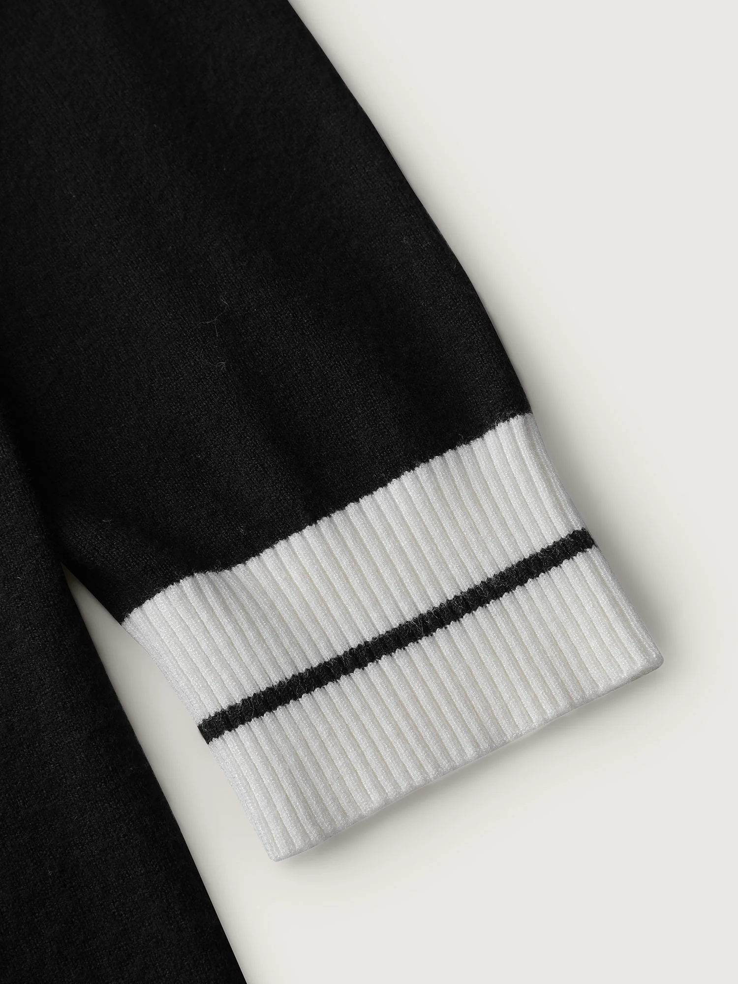 V-Neck Contrast Long Sleeve Pullover - Image 7
