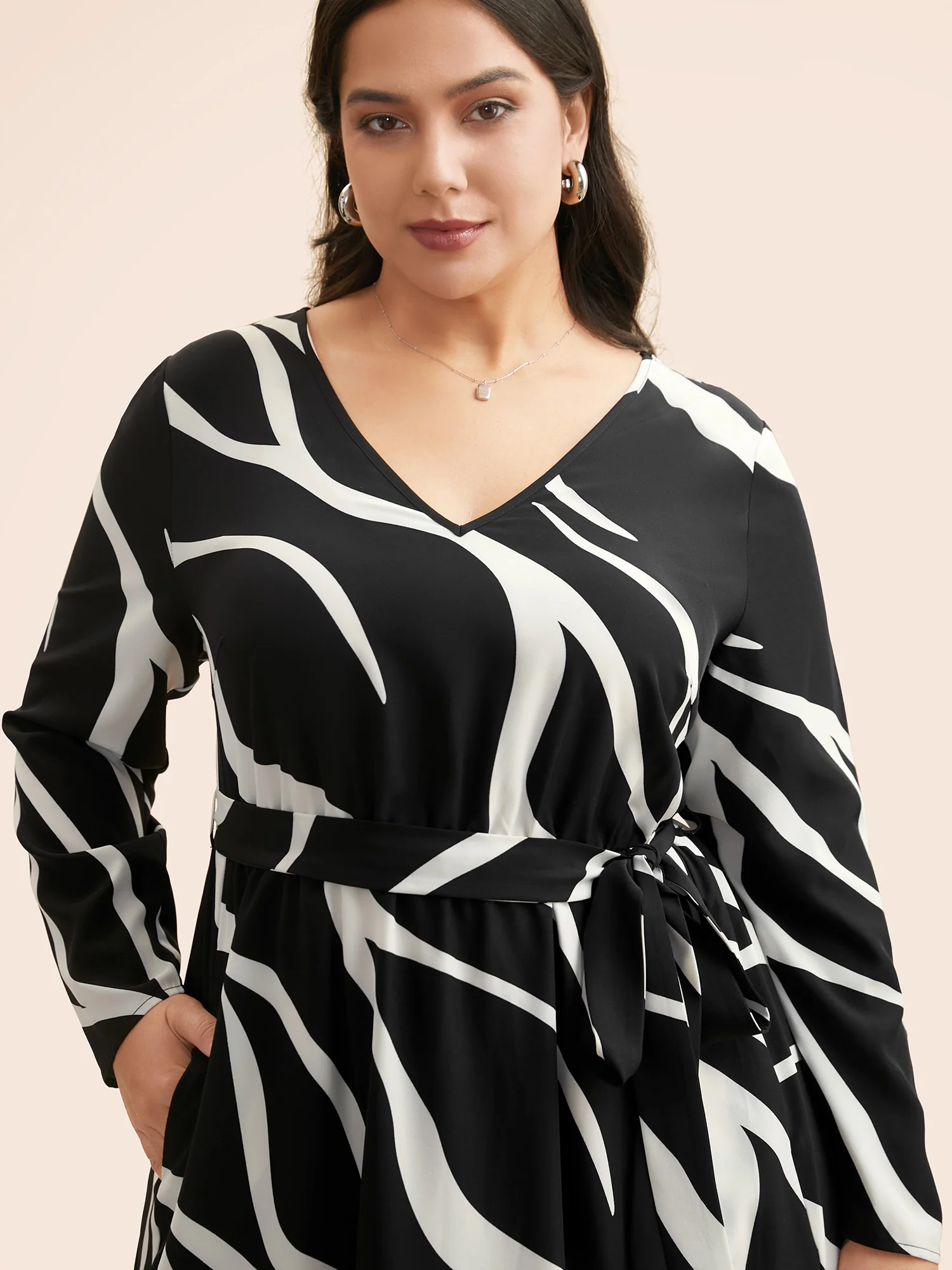 V Neck Geometric Belted Dress - Image 3