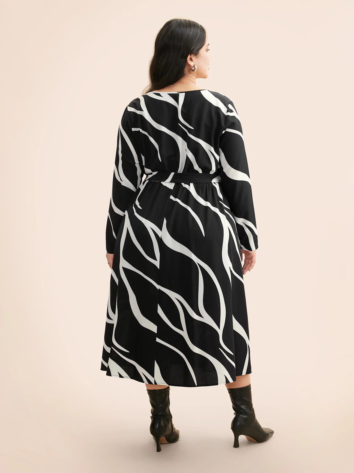 V Neck Geometric Belted Dress - Image 4