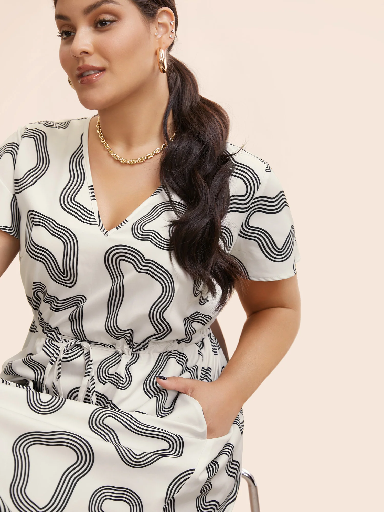 V Neck Geometric Drawstring Midi Dress - Image 4