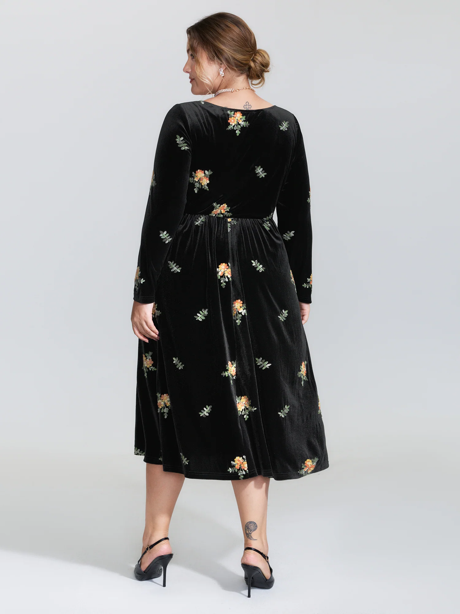 Velvet Floral Embroidered Pockets Midi Dress - Image 4