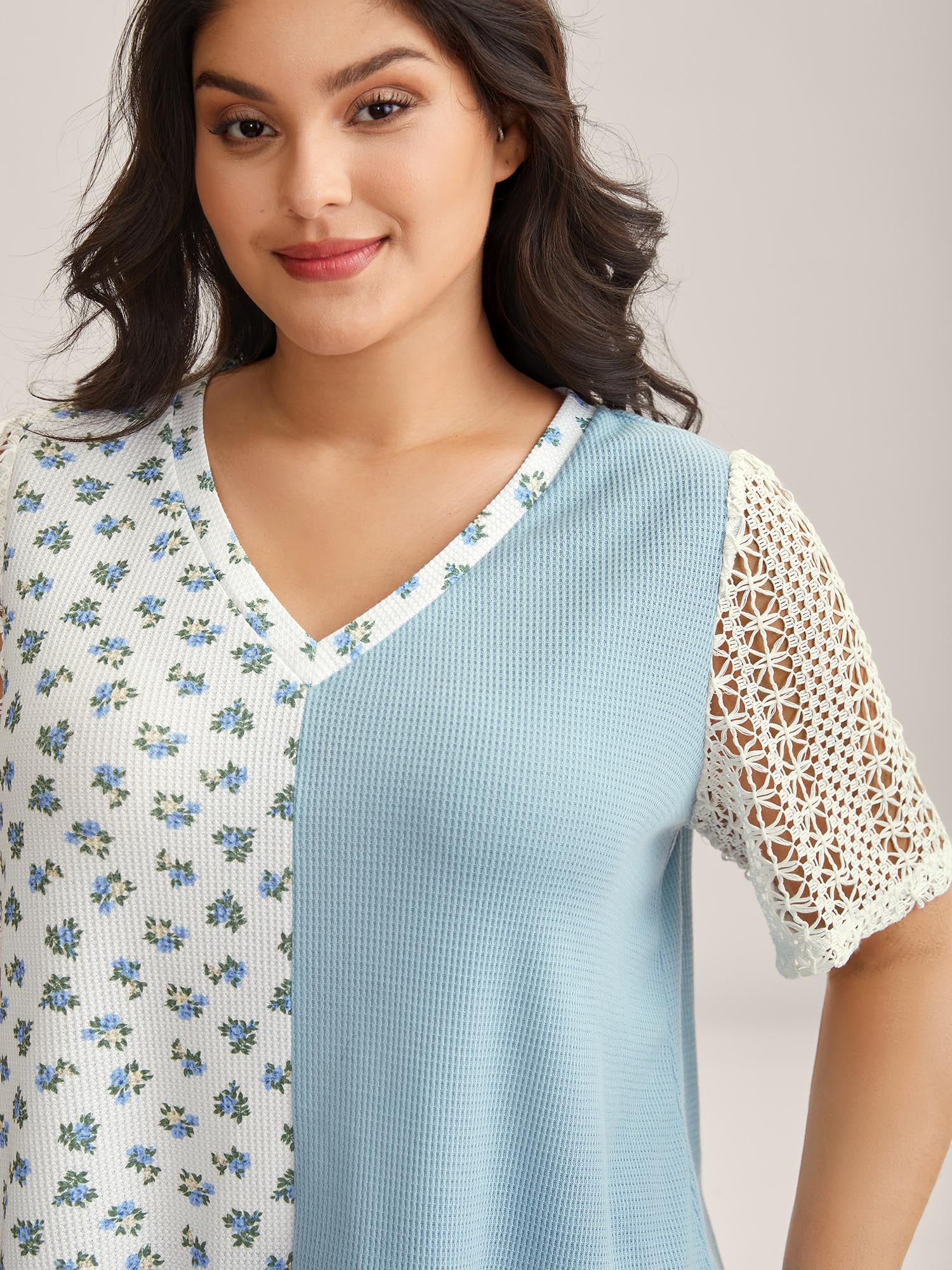 Waffle Grid Floral V-Neck T-Shirt - Image 2