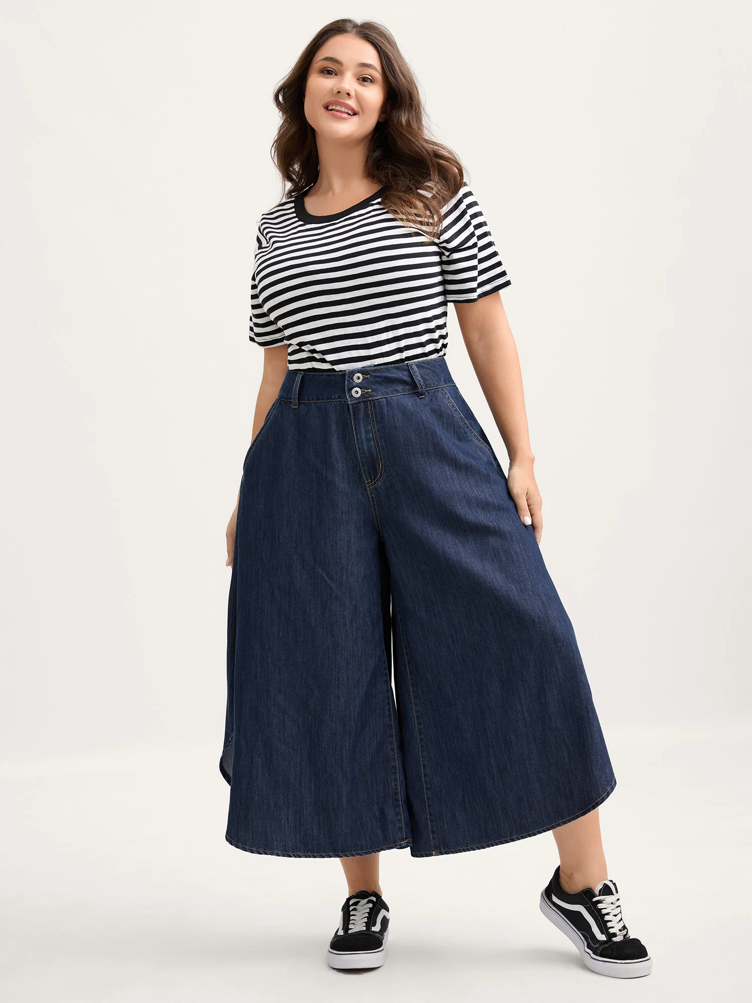 Wavy Hem Detail Wide-Leg Jeans - Image 2