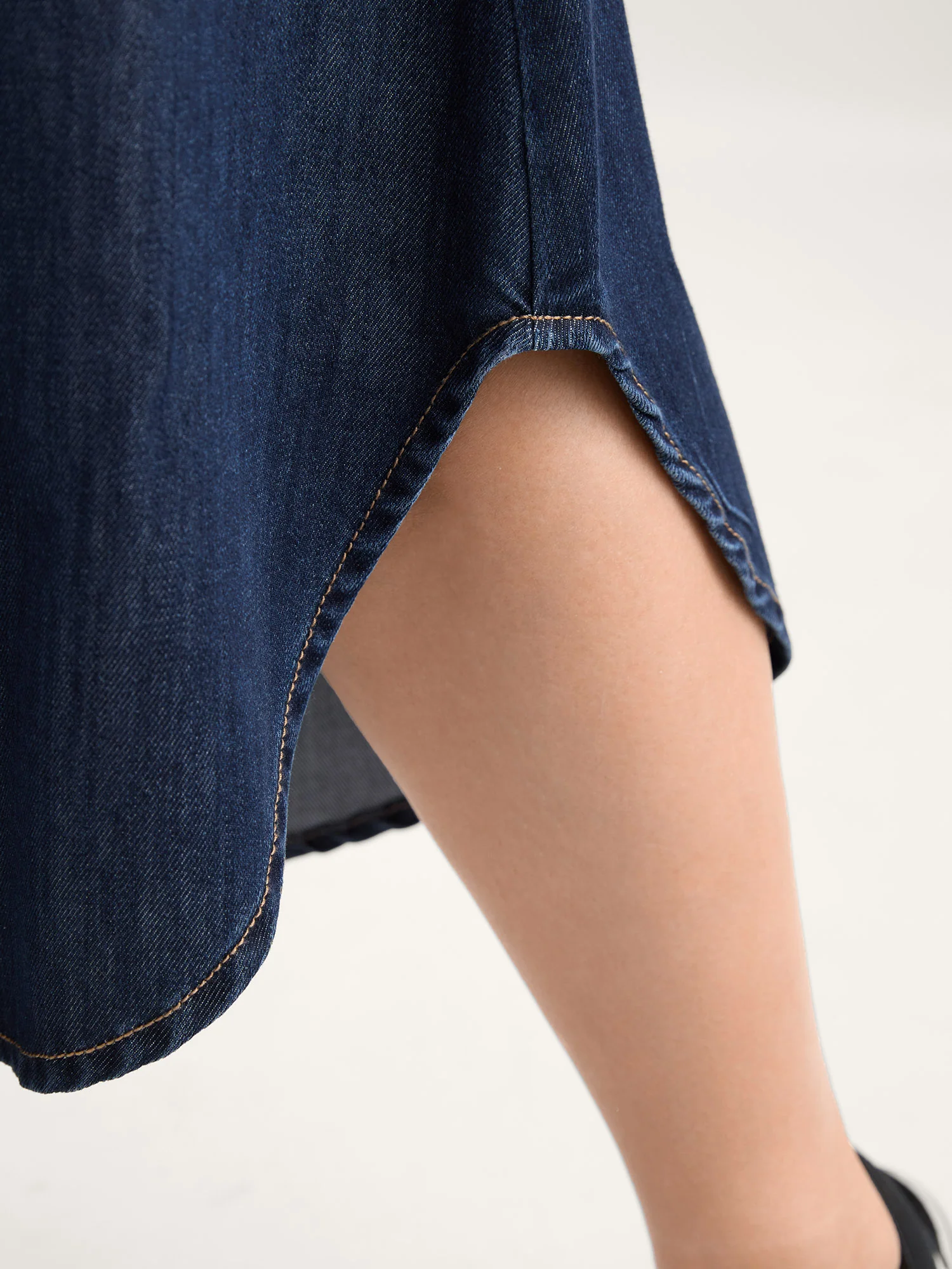 Wavy Hem Detail Wide-Leg Jeans - Image 4
