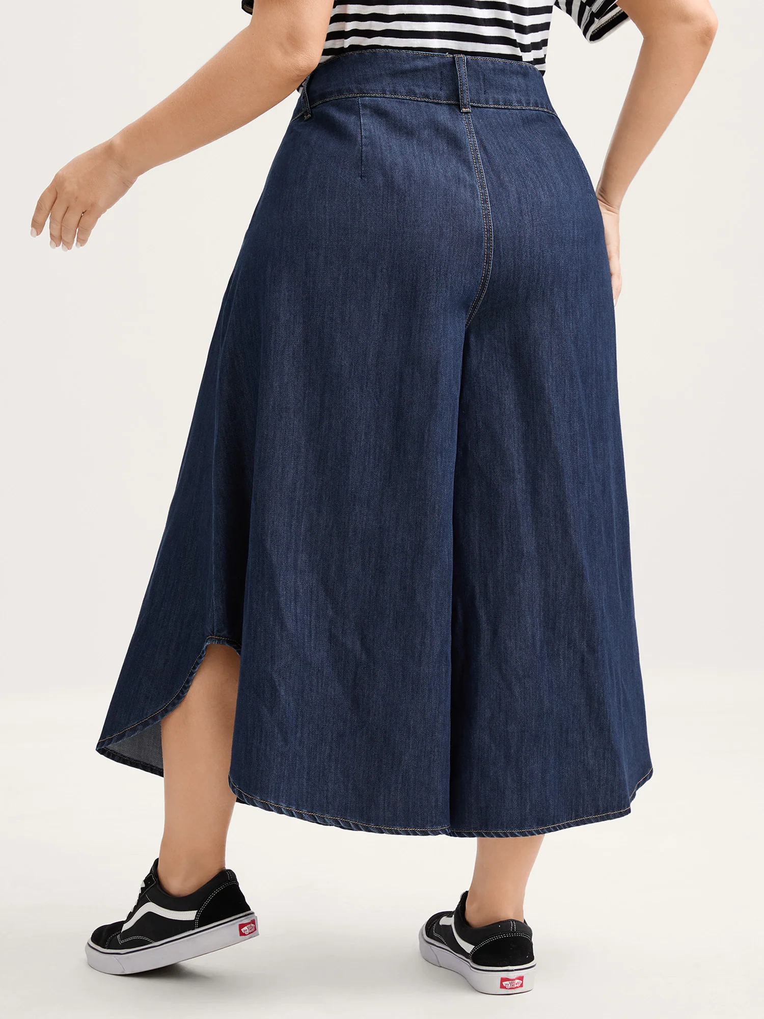 Wavy Hem Detail Wide-Leg Jeans - Image 5
