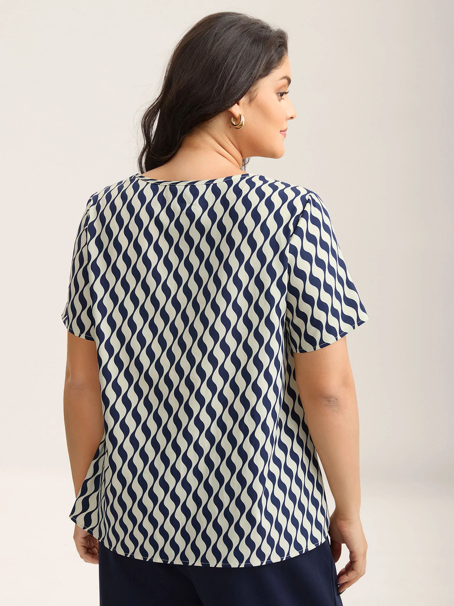 Wavy Print Asymmetrical Neckline Blouse - Image 4