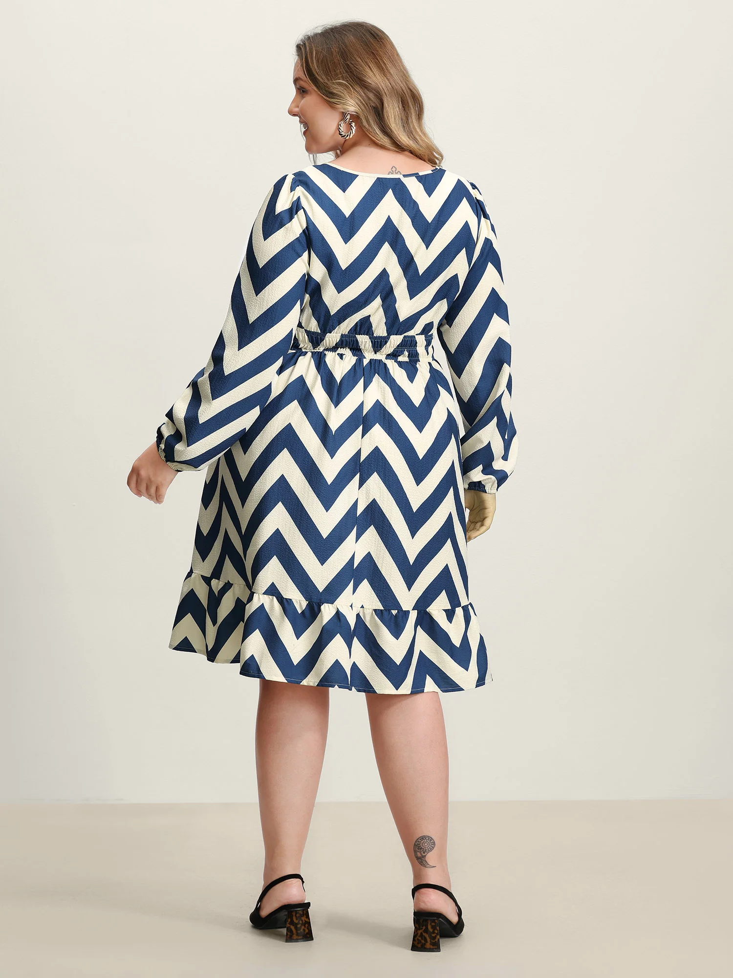 Wavy Textured Stretchy Waist Midi Dress - Image 4